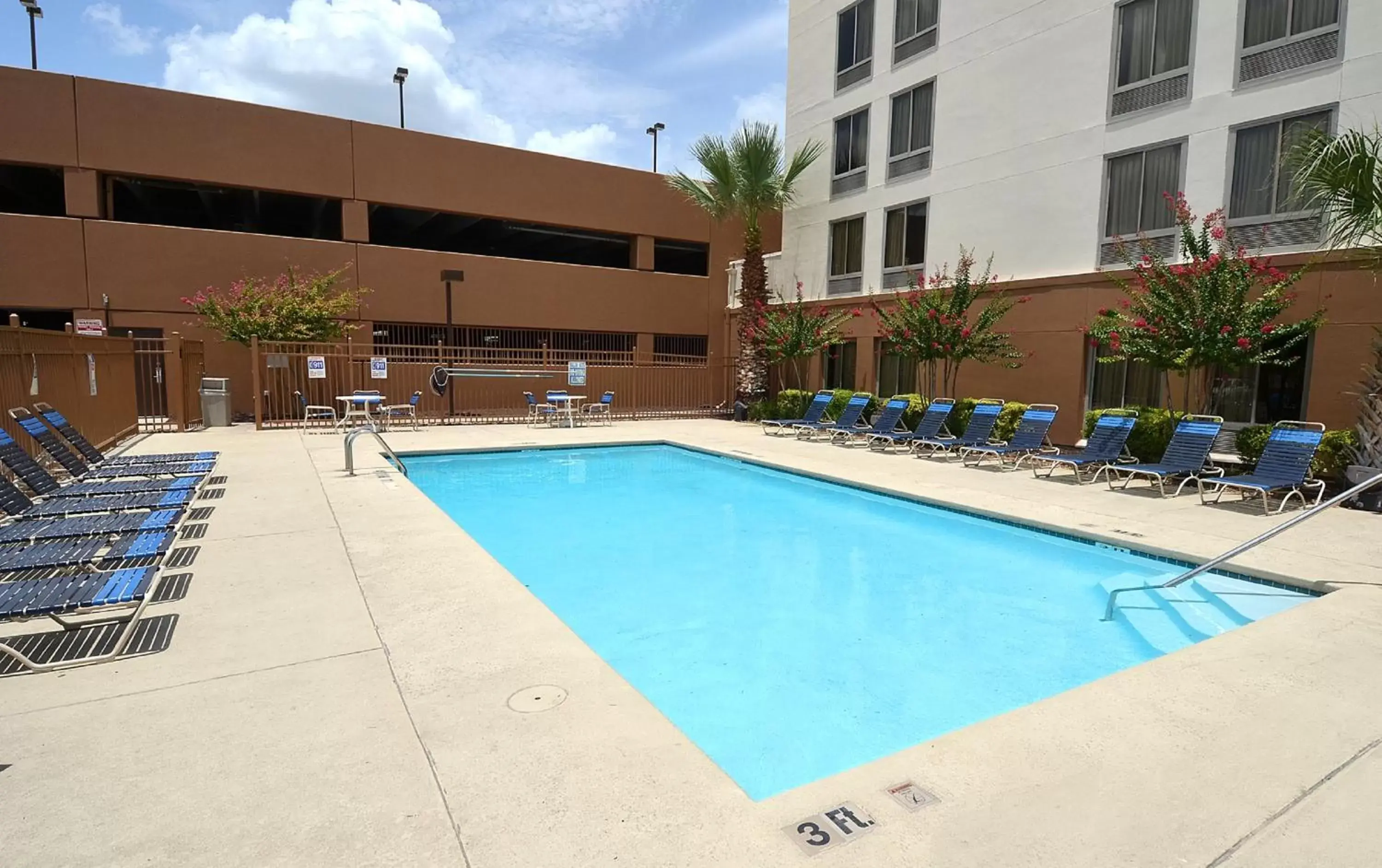 Swimming Pool in Red Roof Inn PLUS+ San Antonio Downtown - Riverwalk