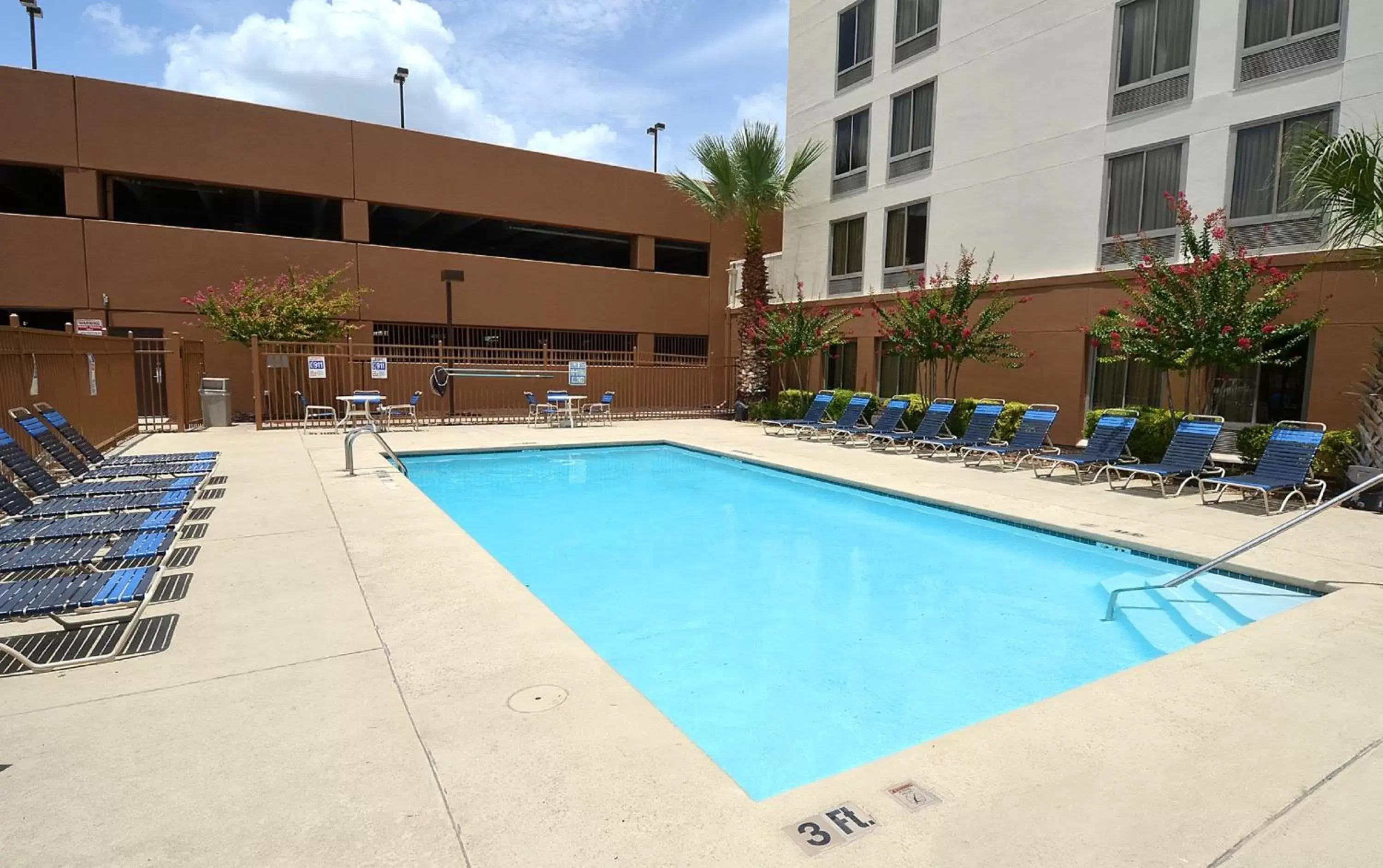 Swimming pool in Red Roof Inn PLUS+ San Antonio Downtown - Riverwalk Swimming pool in Red Roof Inn PLUS+ San Antonio Downtown - Riverwalk