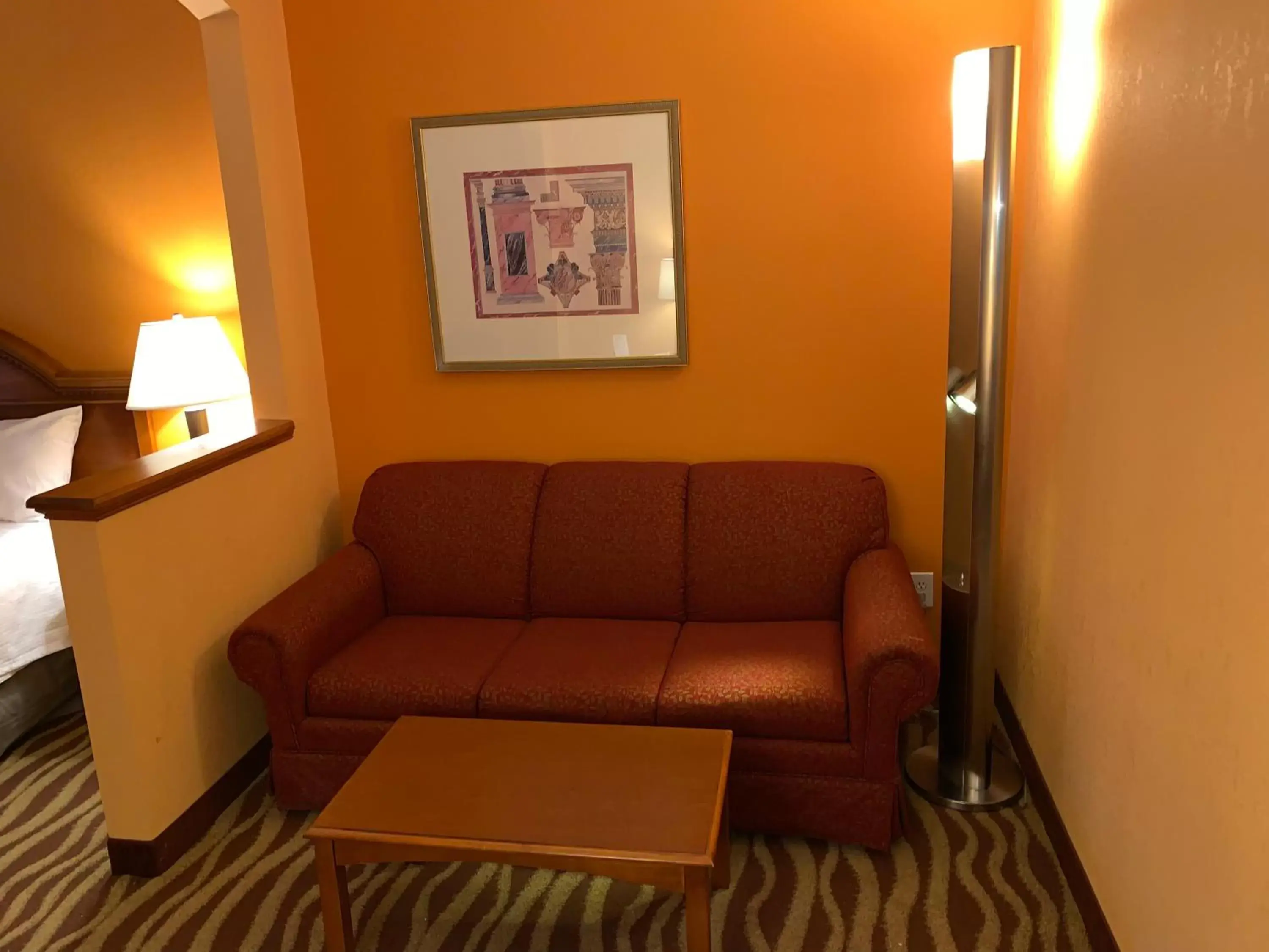 Seating Area in Days Inn & Suites by Wyndham Albany