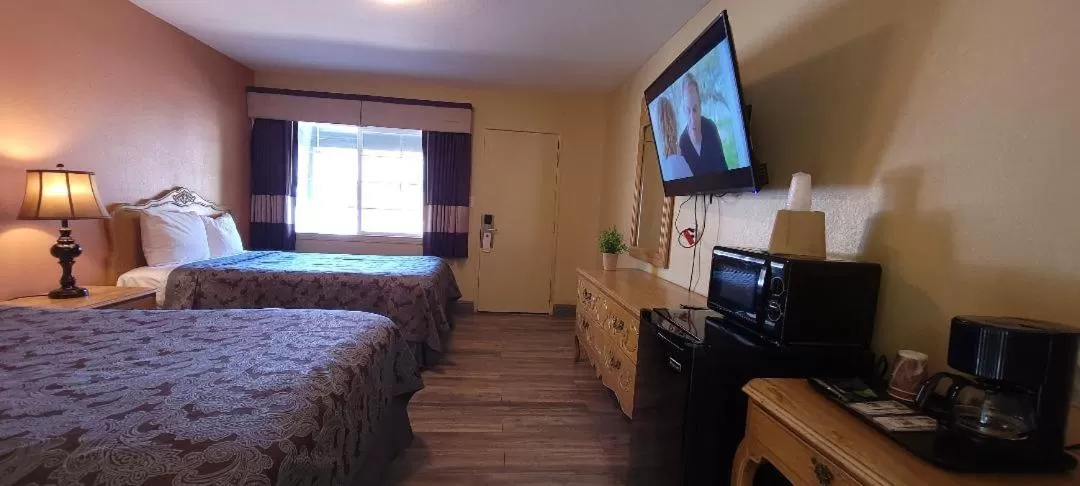 Photo of the whole room, Bed in Lakeview Inn