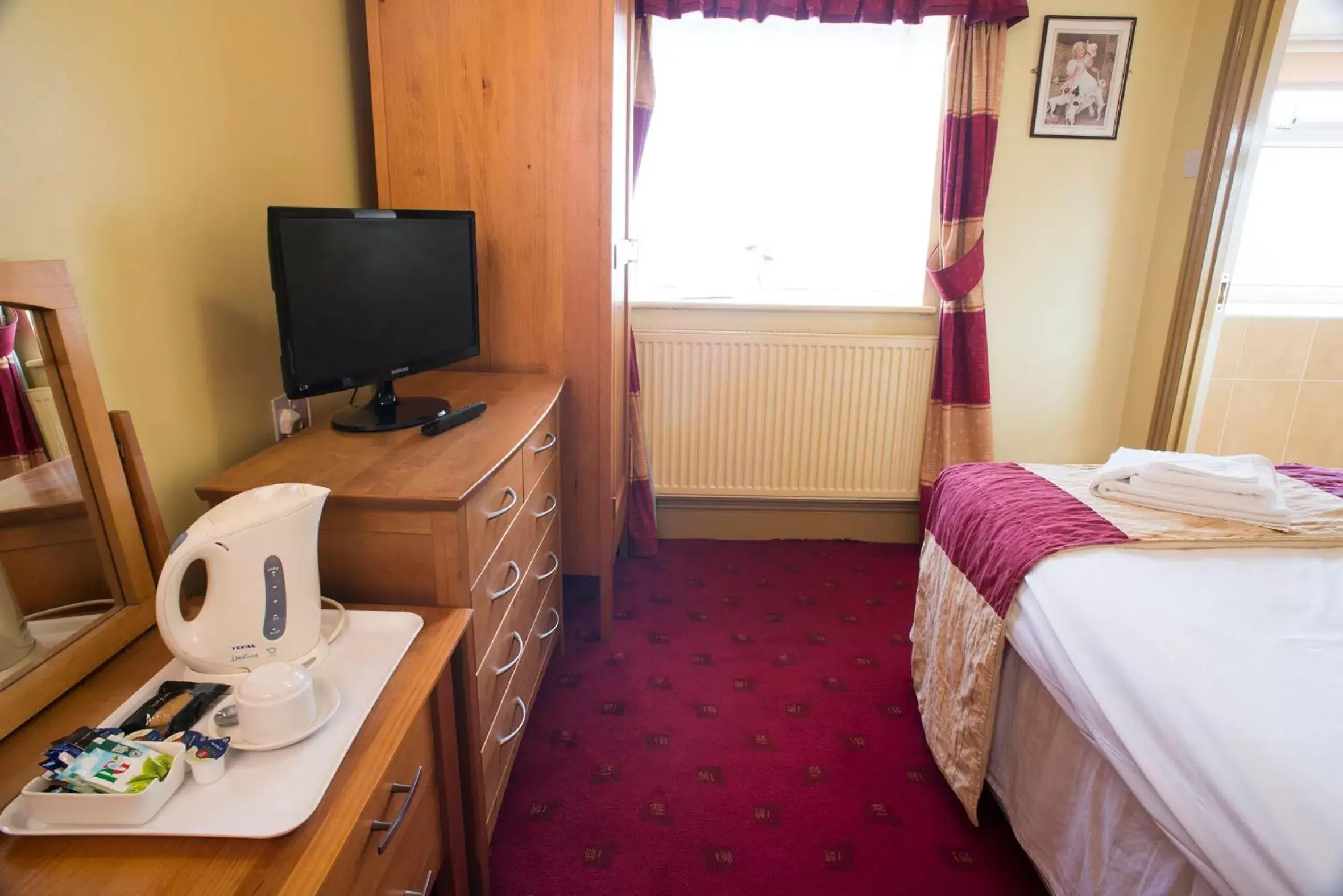 Bedroom, TV/Entertainment Center in The Highwayman Inn