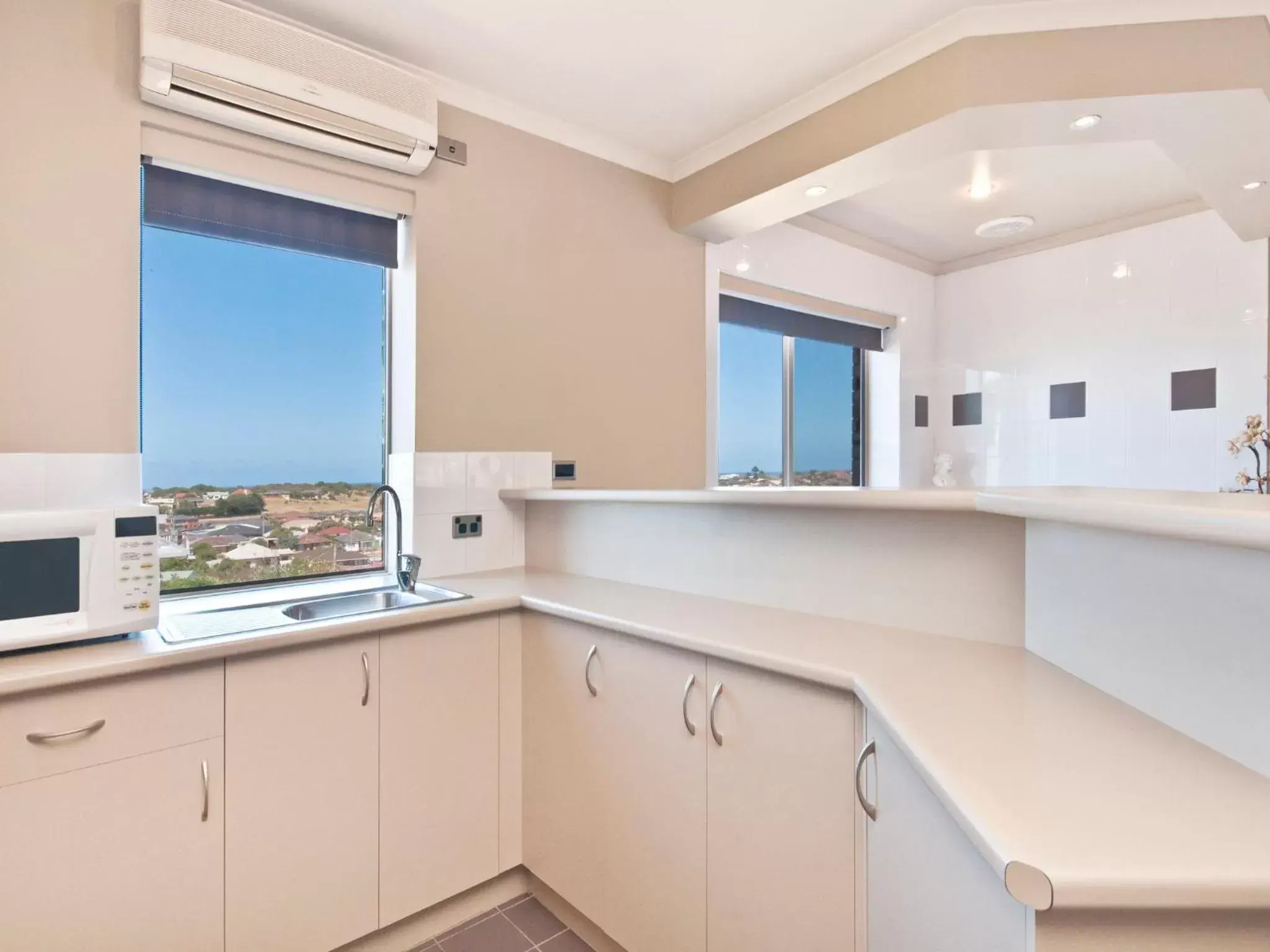 Kitchen or kitchenette in Comfort Inn on Raglan