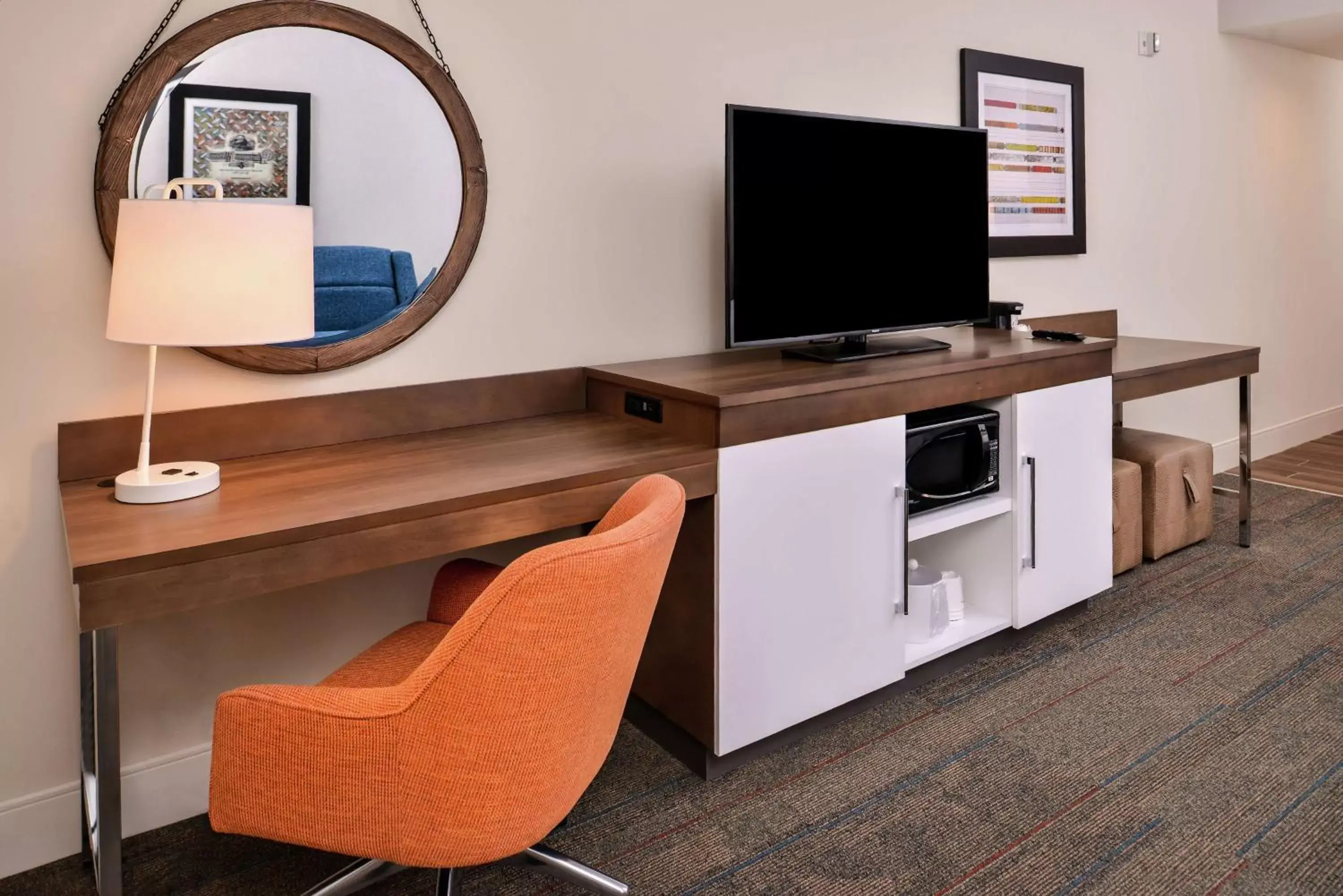 Bedroom, TV/Entertainment Center in Hampton Inn Benson