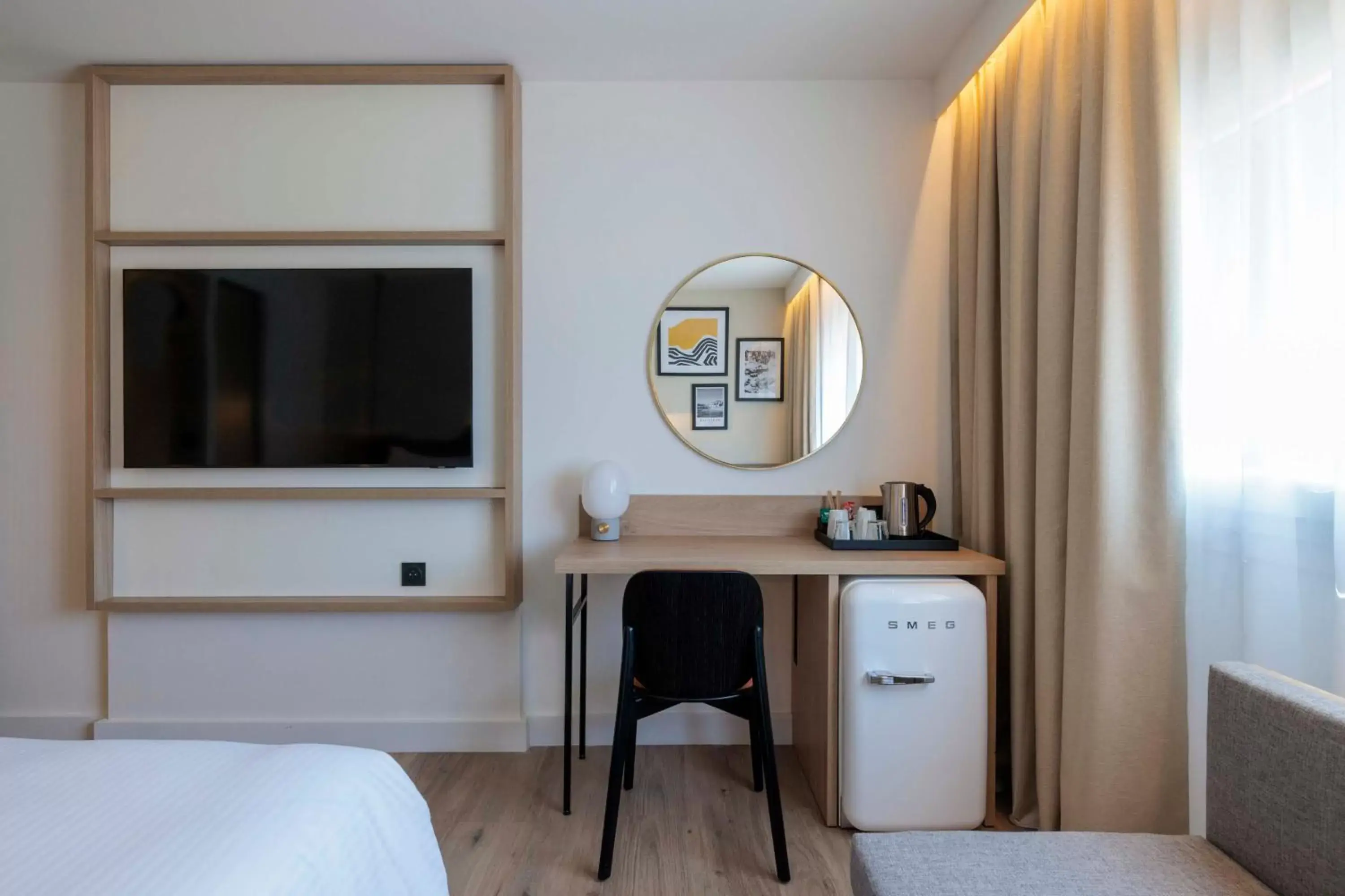 Bedroom, TV/Entertainment Center in Hilton Garden Inn Marseille Provence Airport