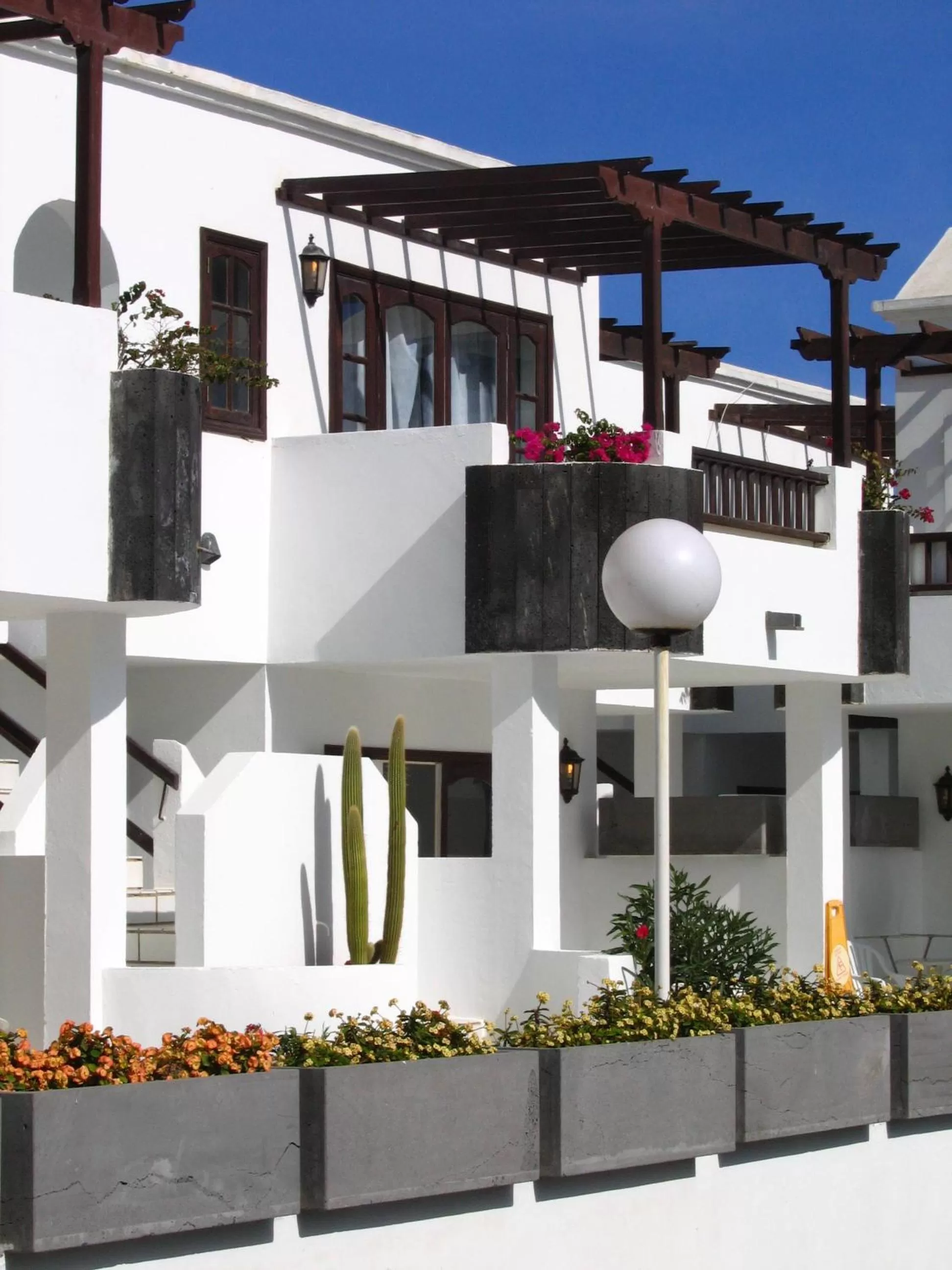 Property building in Plaza Azul