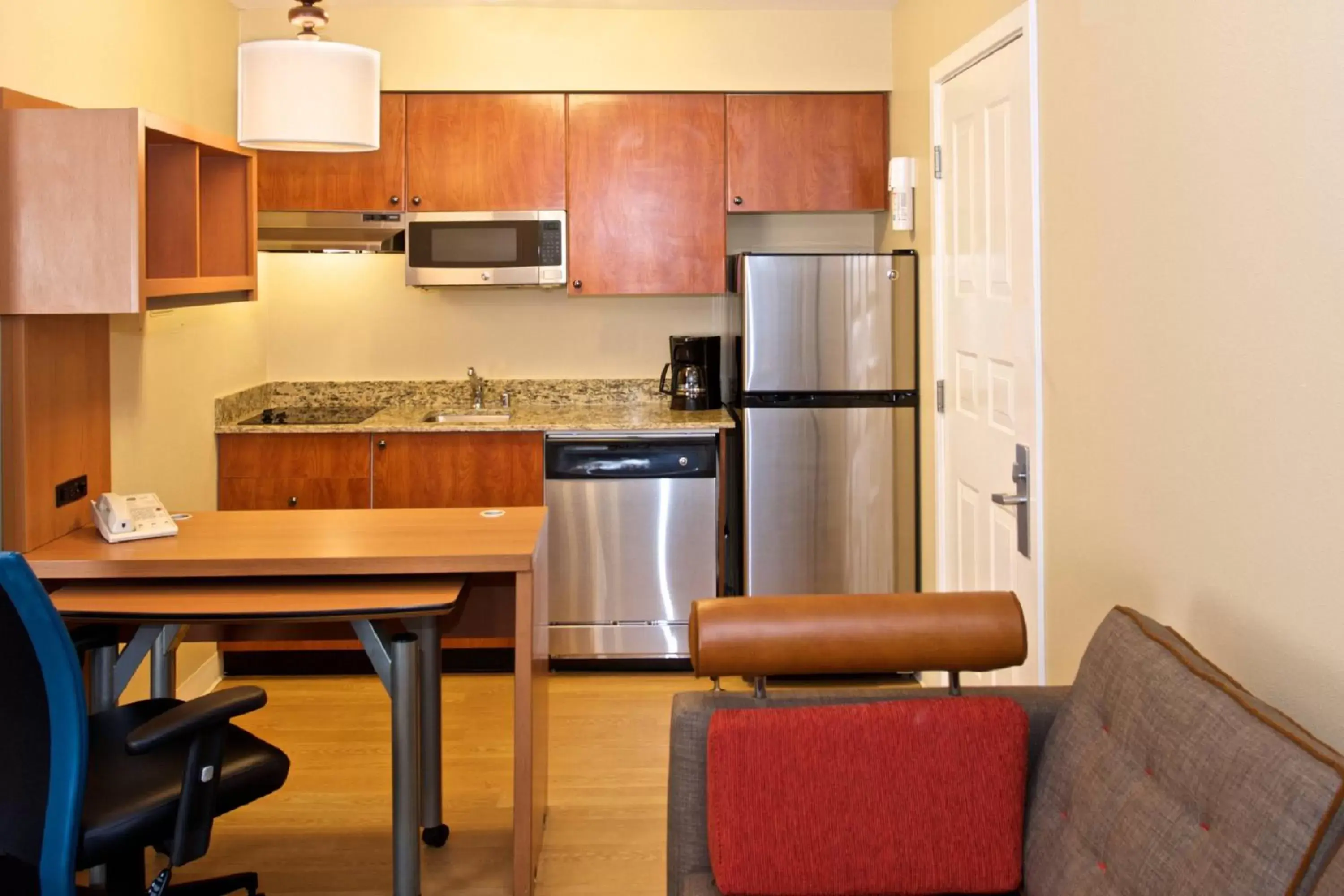 Photo of the whole room, Kitchen/Kitchenette in TownePlace Suites by Marriott Seattle Southcenter