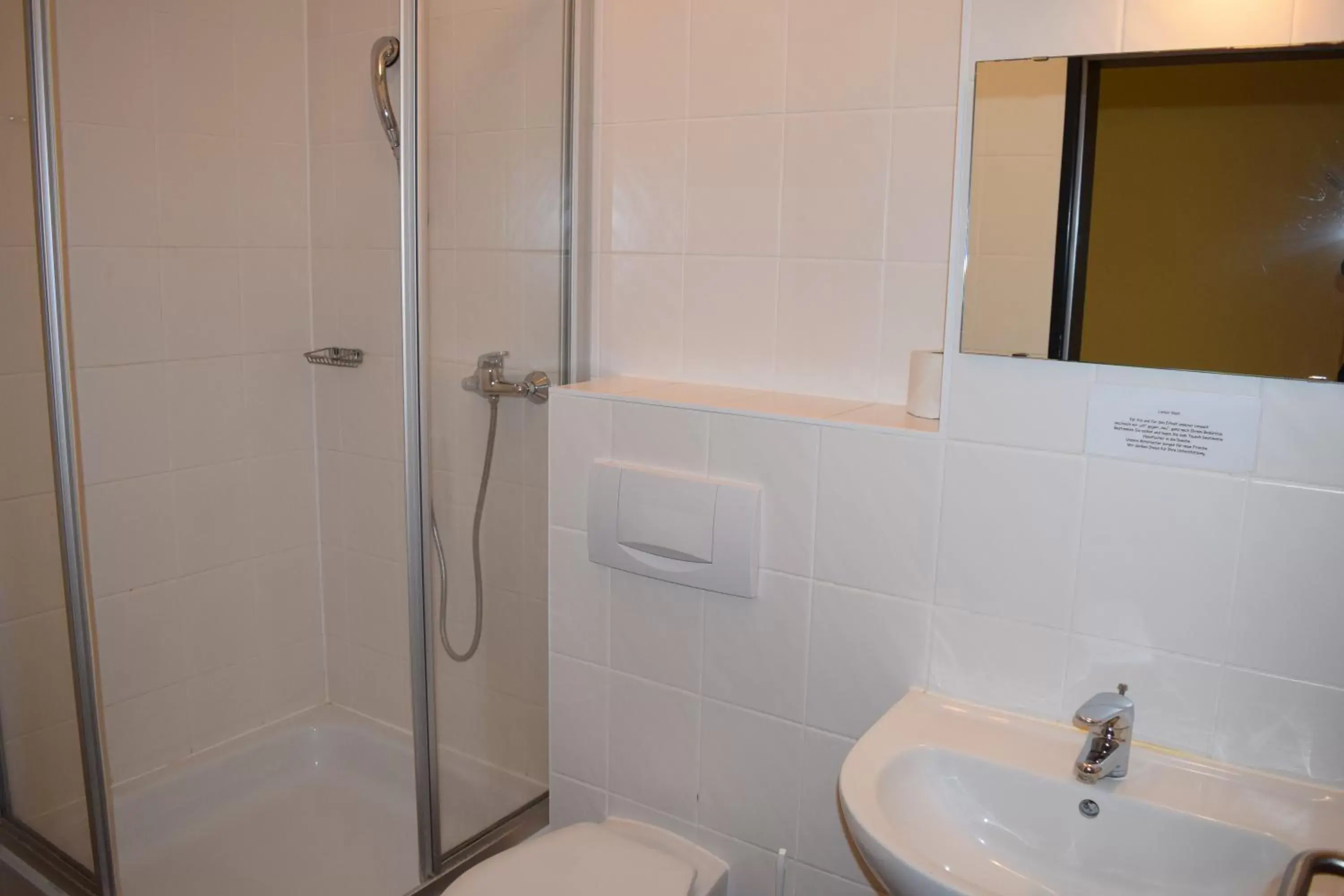 Shower, Bathroom in Euroville Jugend- und Sporthotel