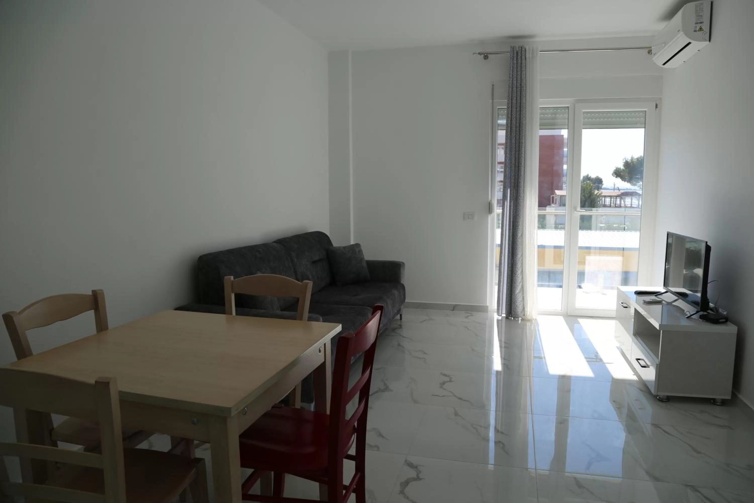 TV and multimedia, Dining Area in Anchor Apartments