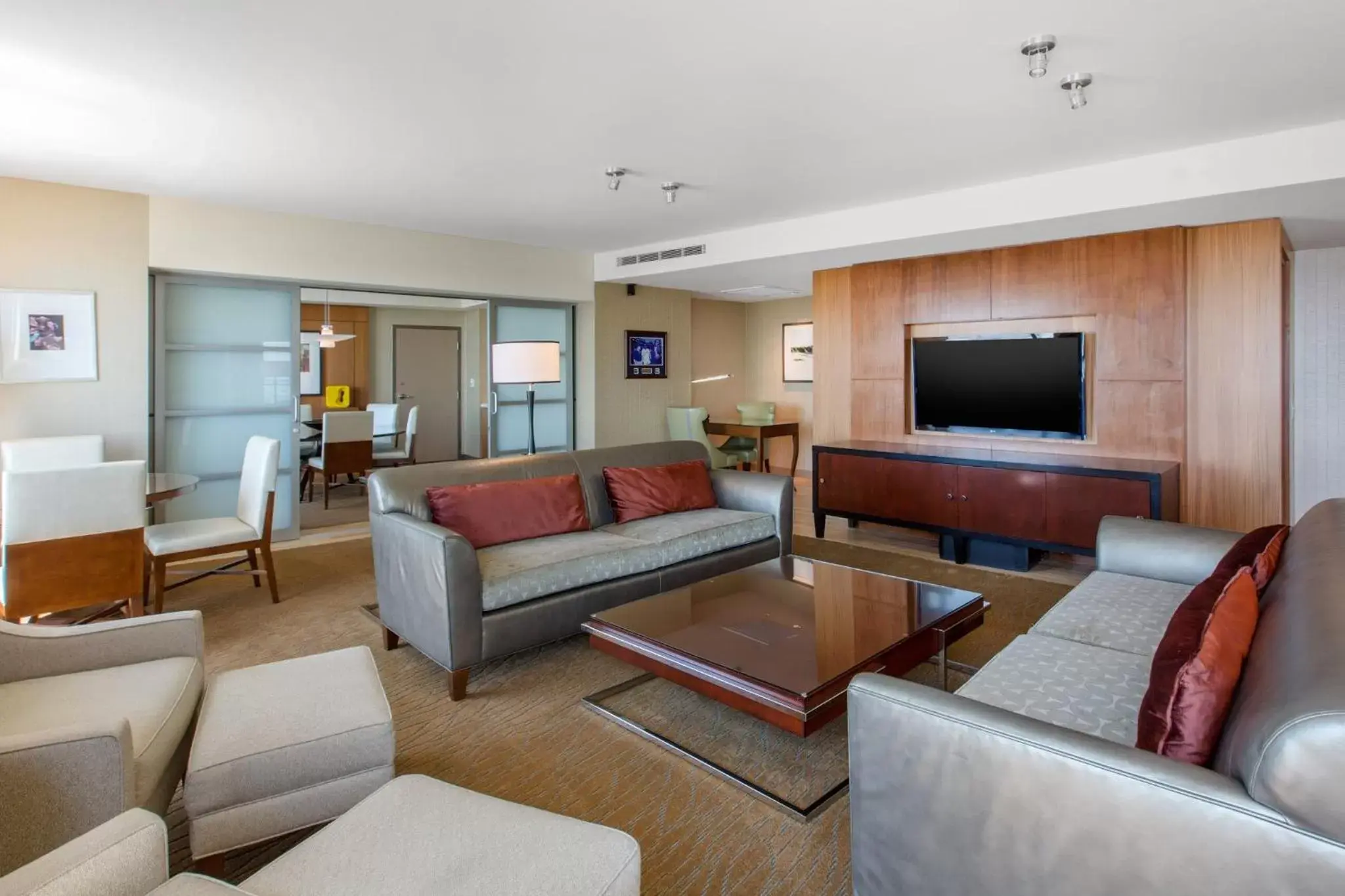 Photo of the whole room, Seating Area in Omni San Diego Hotel