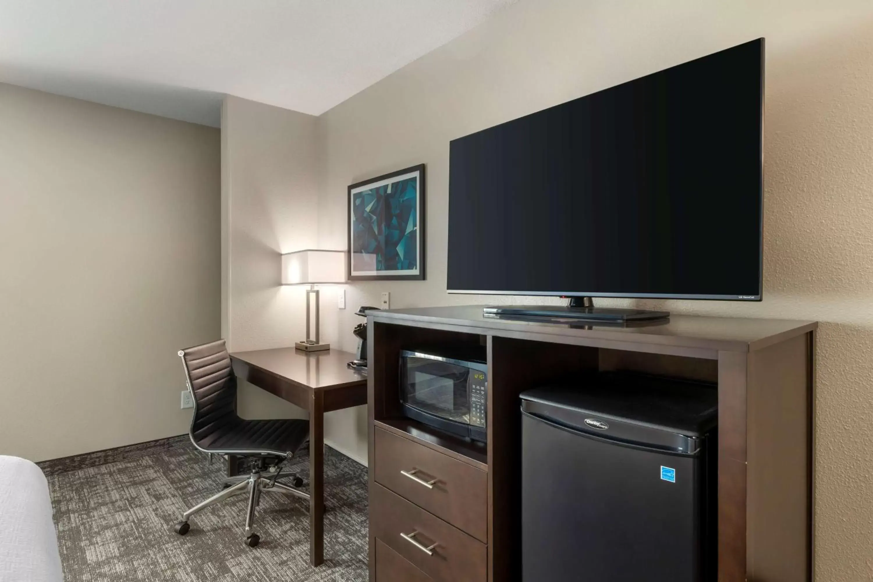 Bedroom, TV/Entertainment Center in Best Western Watertown Inn & Suites
