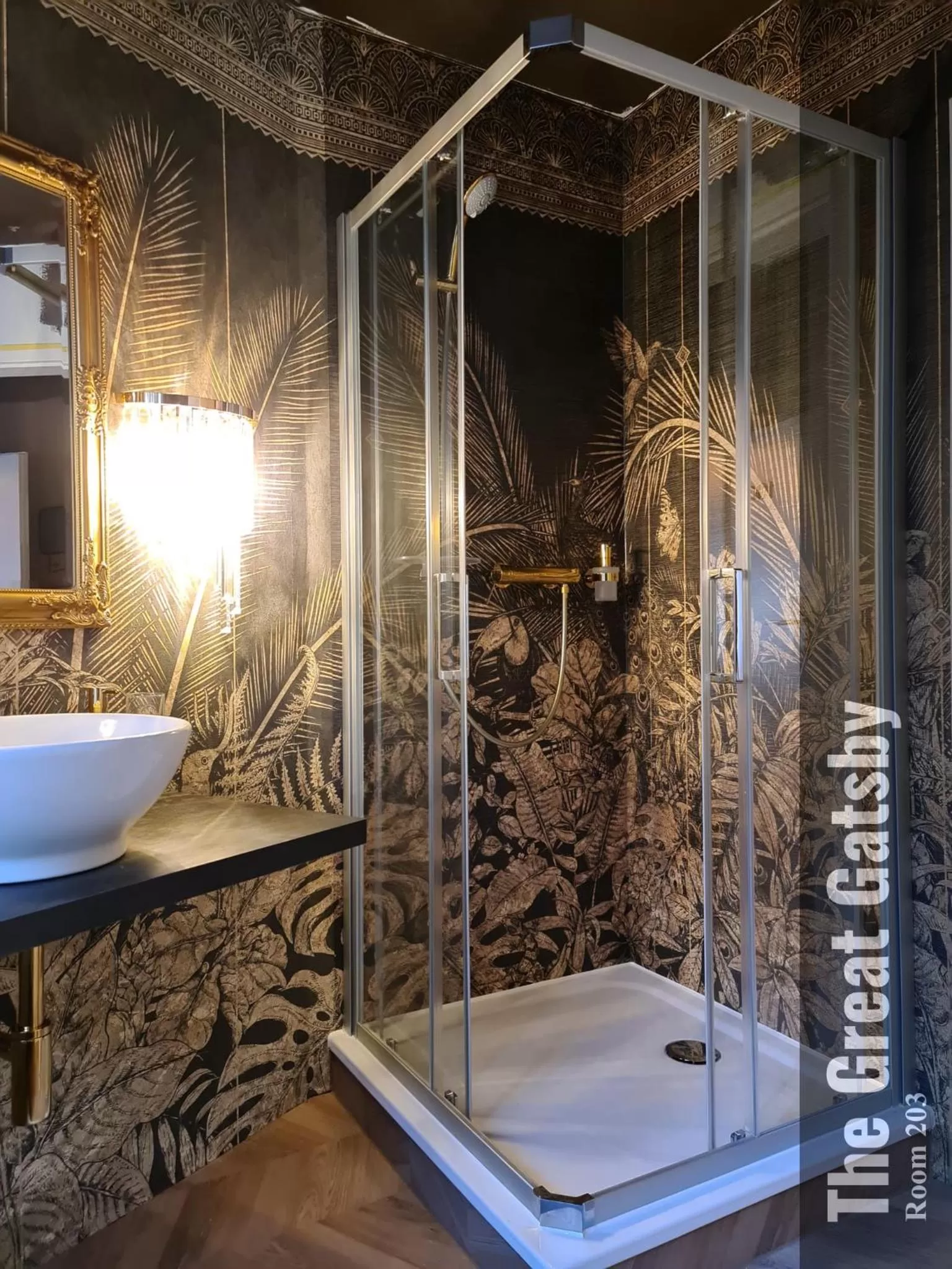 Shower in The Henry Self Check-In Guesthouse