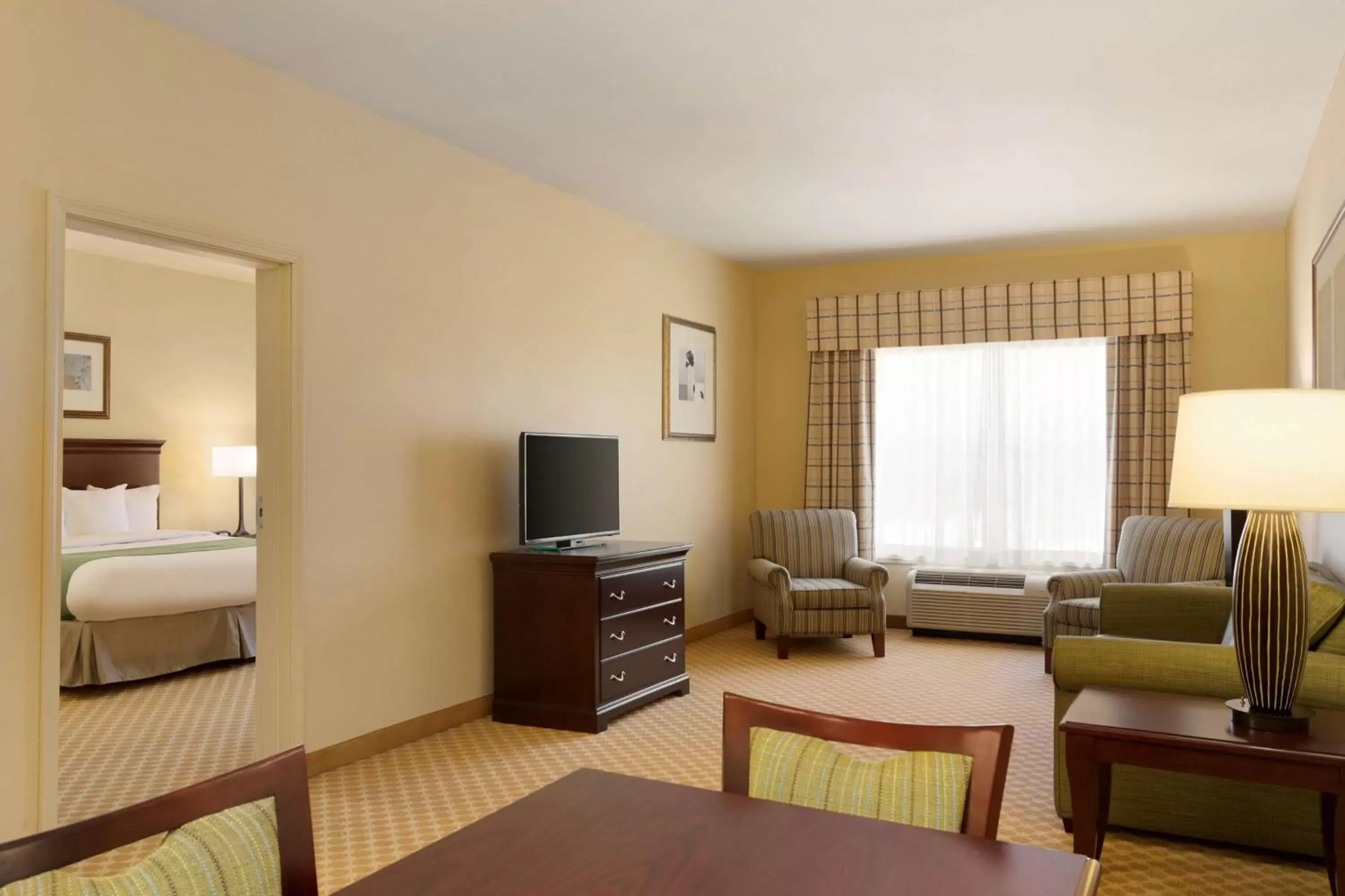 Photo of the whole room, TV/Entertainment Center in Country Inn & Suites by Radisson, Pineville, LA