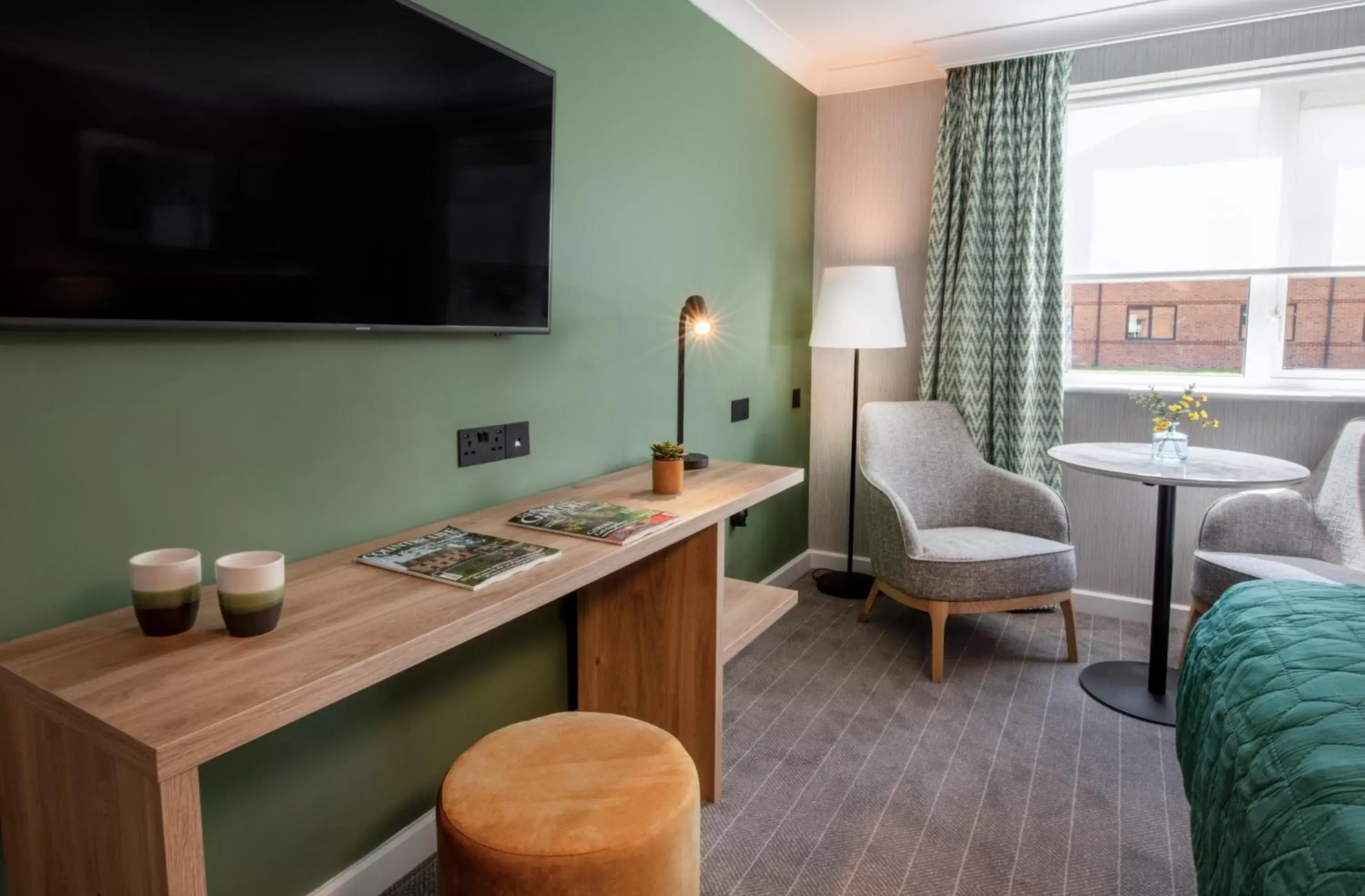 TV and multimedia, TV/Entertainment Center in Horwood House Hotel