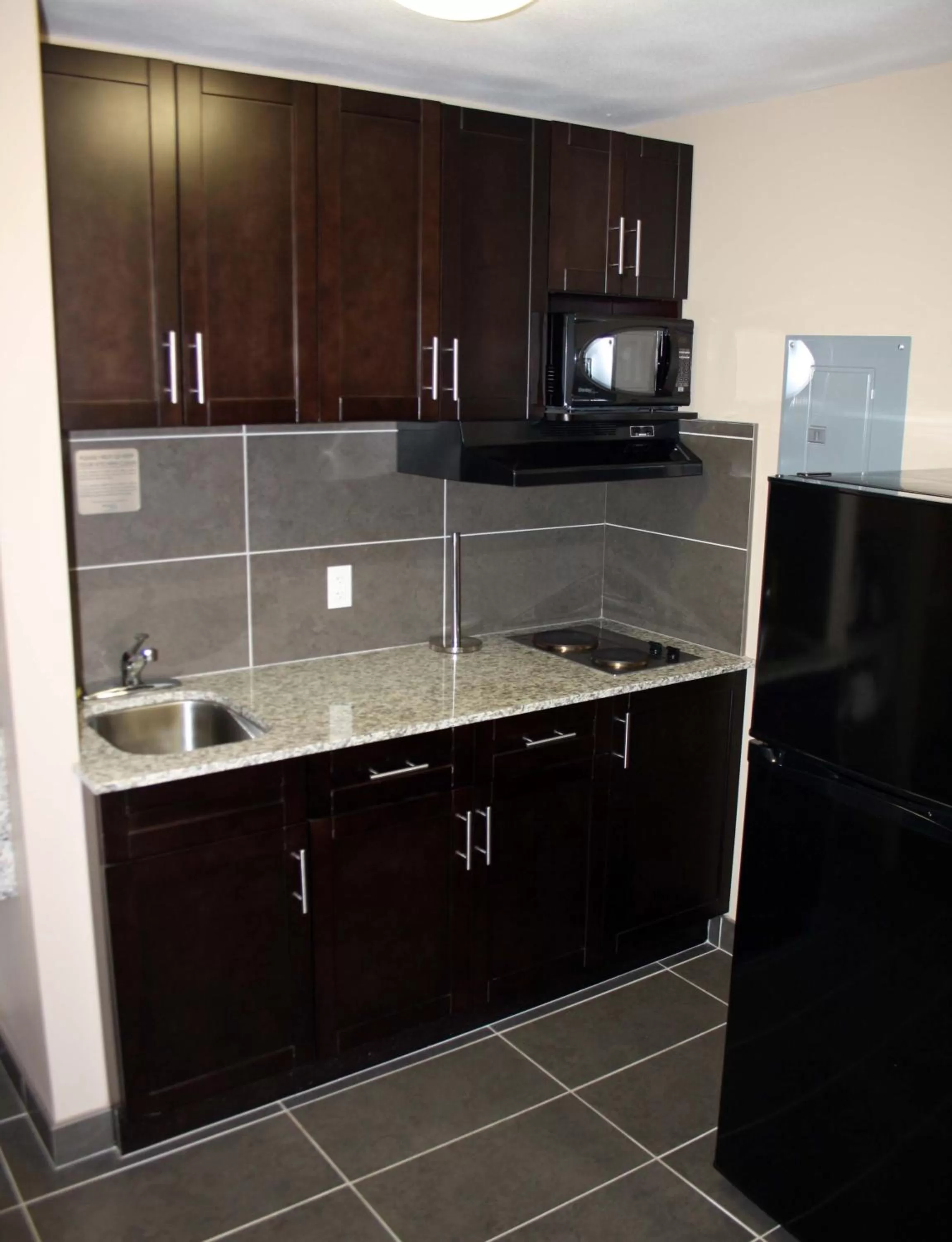 Kitchen or kitchenette in BCMInns - Peace River