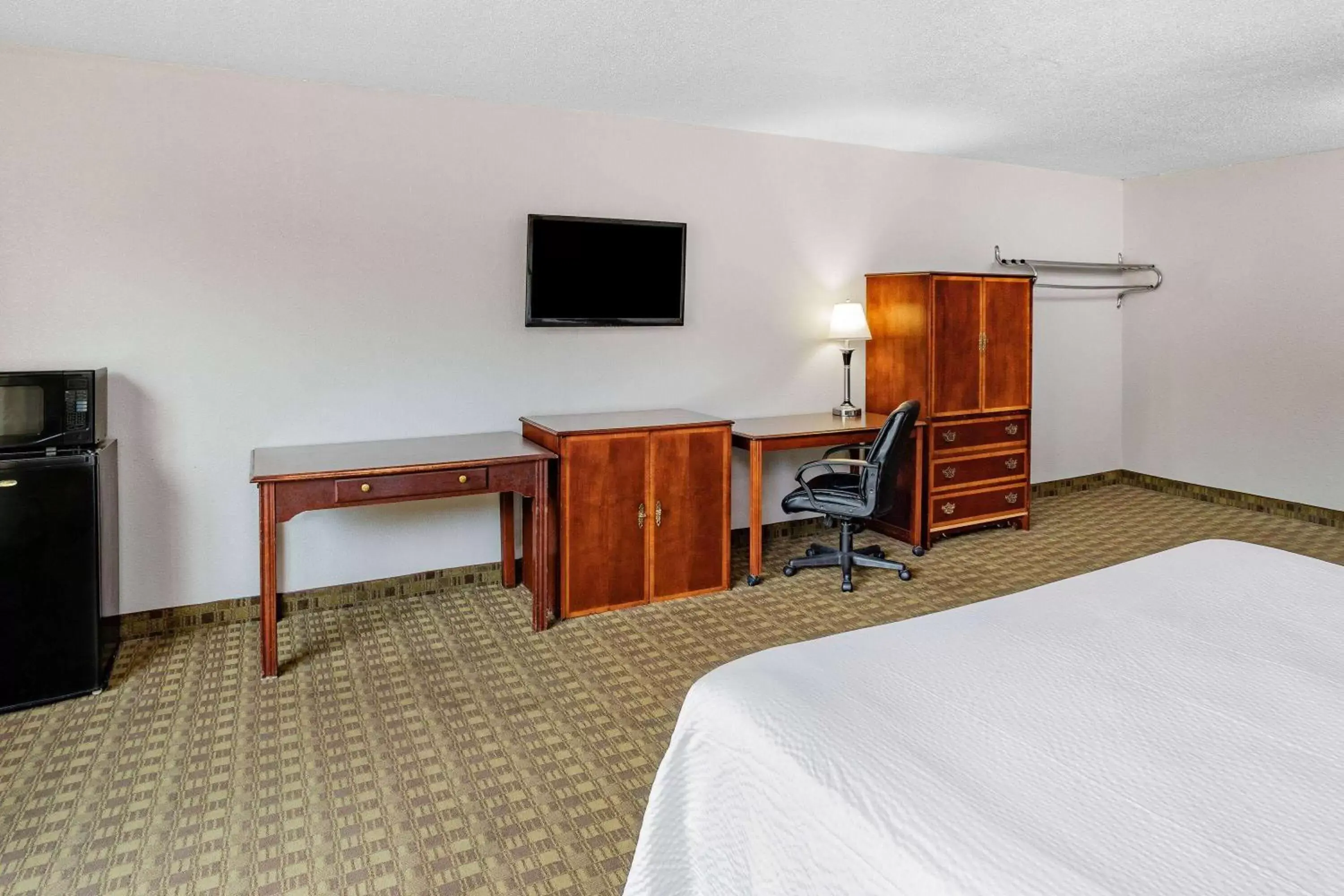 Photo of the whole room, TV/Entertainment Center in Days Inn by Wyndham Cambridge