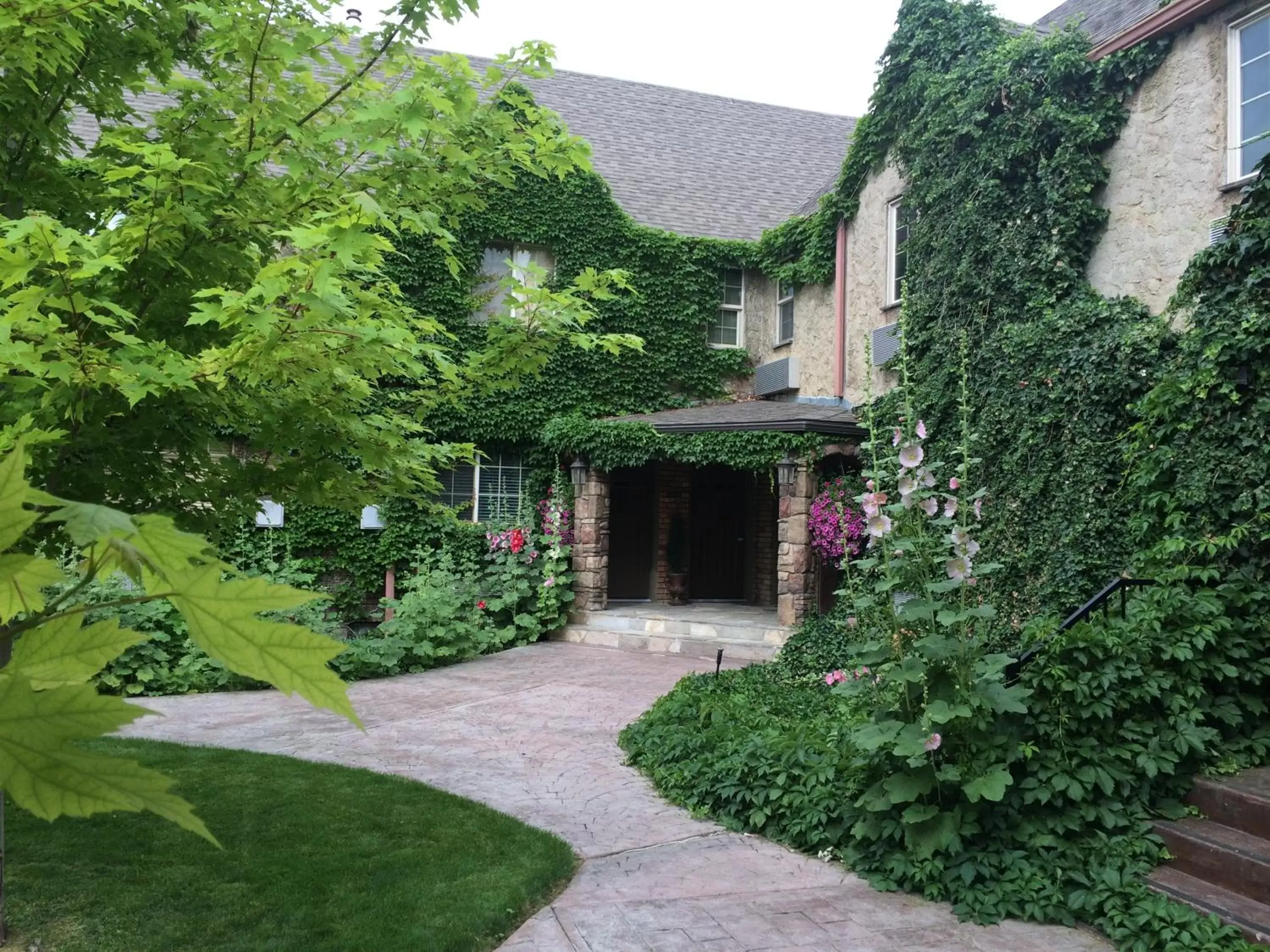 Garden in Black Swan Inn Luxurious Theme Rooms