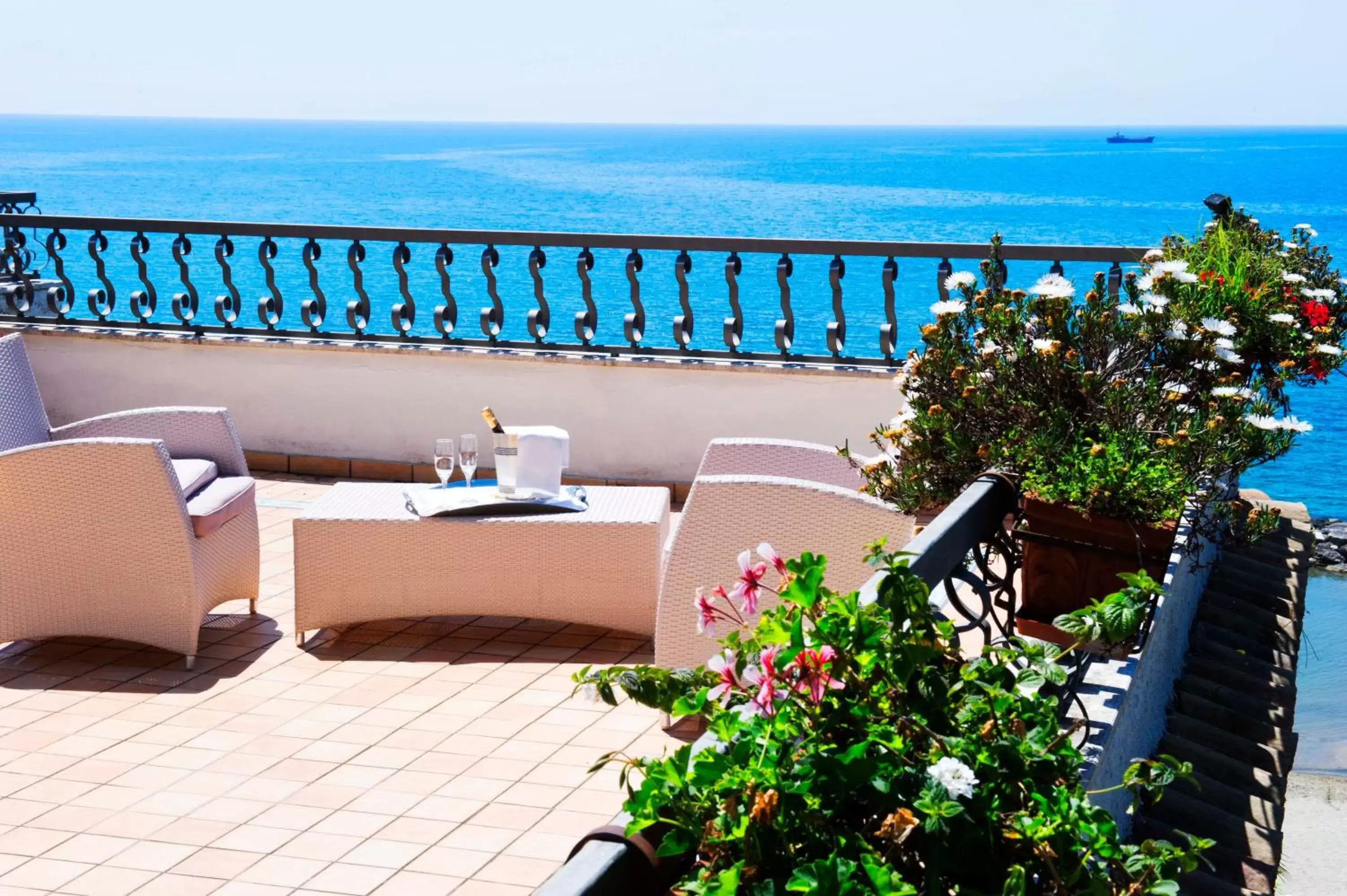 Restaurant/places to eat, Balcony/Terrace in Grande Albergo Miramare