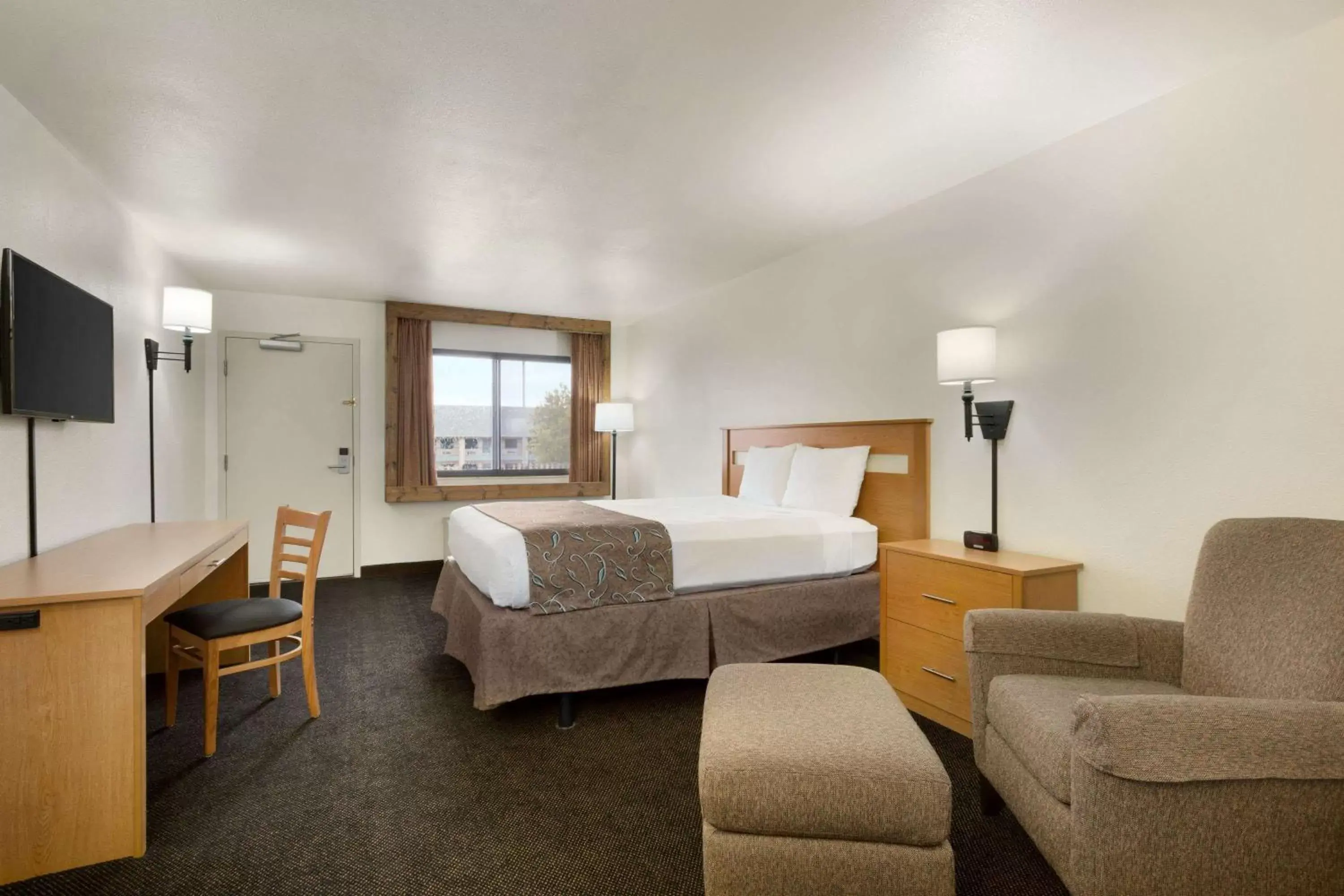 Photo of the whole room in Travelodge by Wyndham Belen