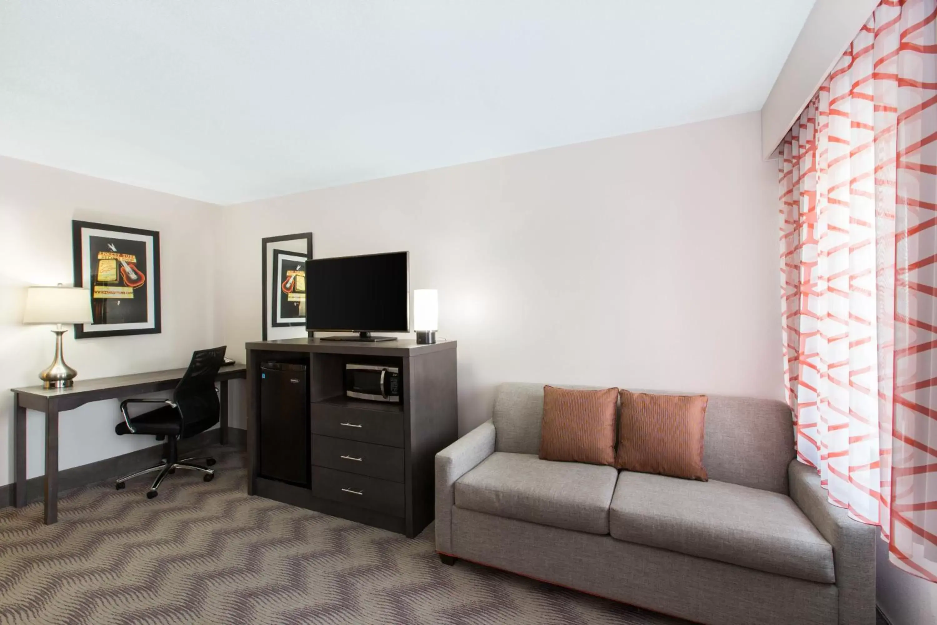 TV and multimedia, Seating Area in La Quinta by Wyndham Goodlettsville - Nashville