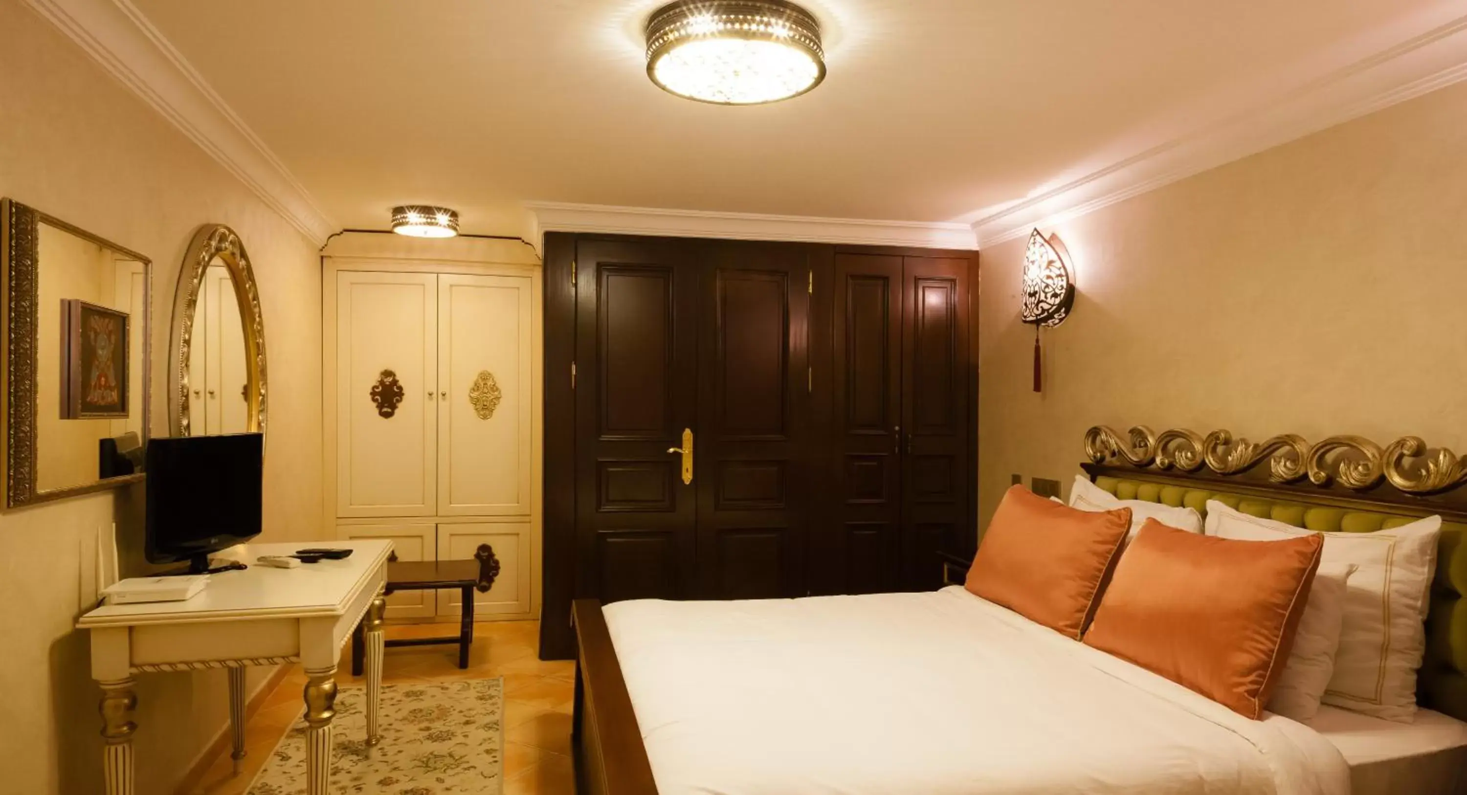 Bed in İstanbul Bosphorus Hotel Symbola