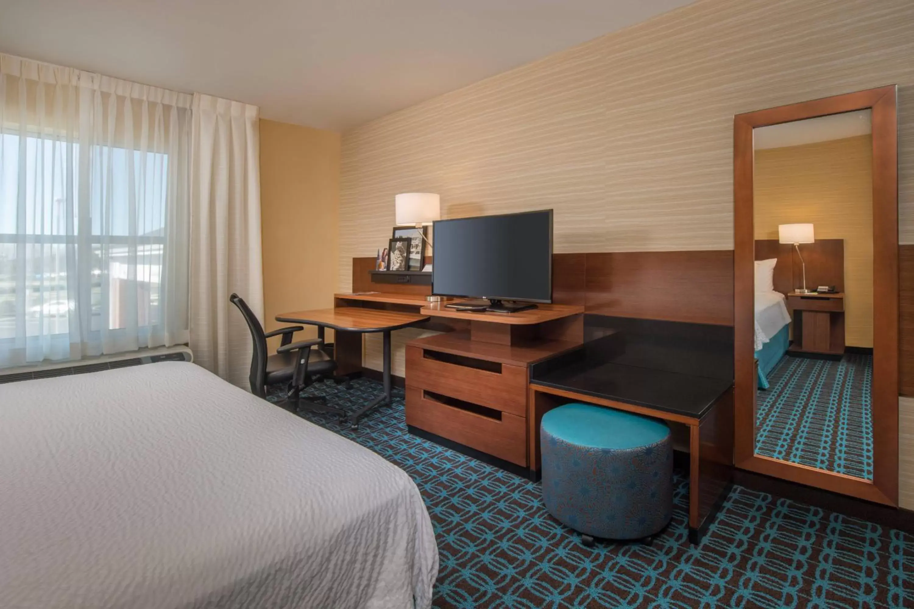 Photo of the whole room, TV/Entertainment Center in Fairfield Inn & Suites by Marriott Easton