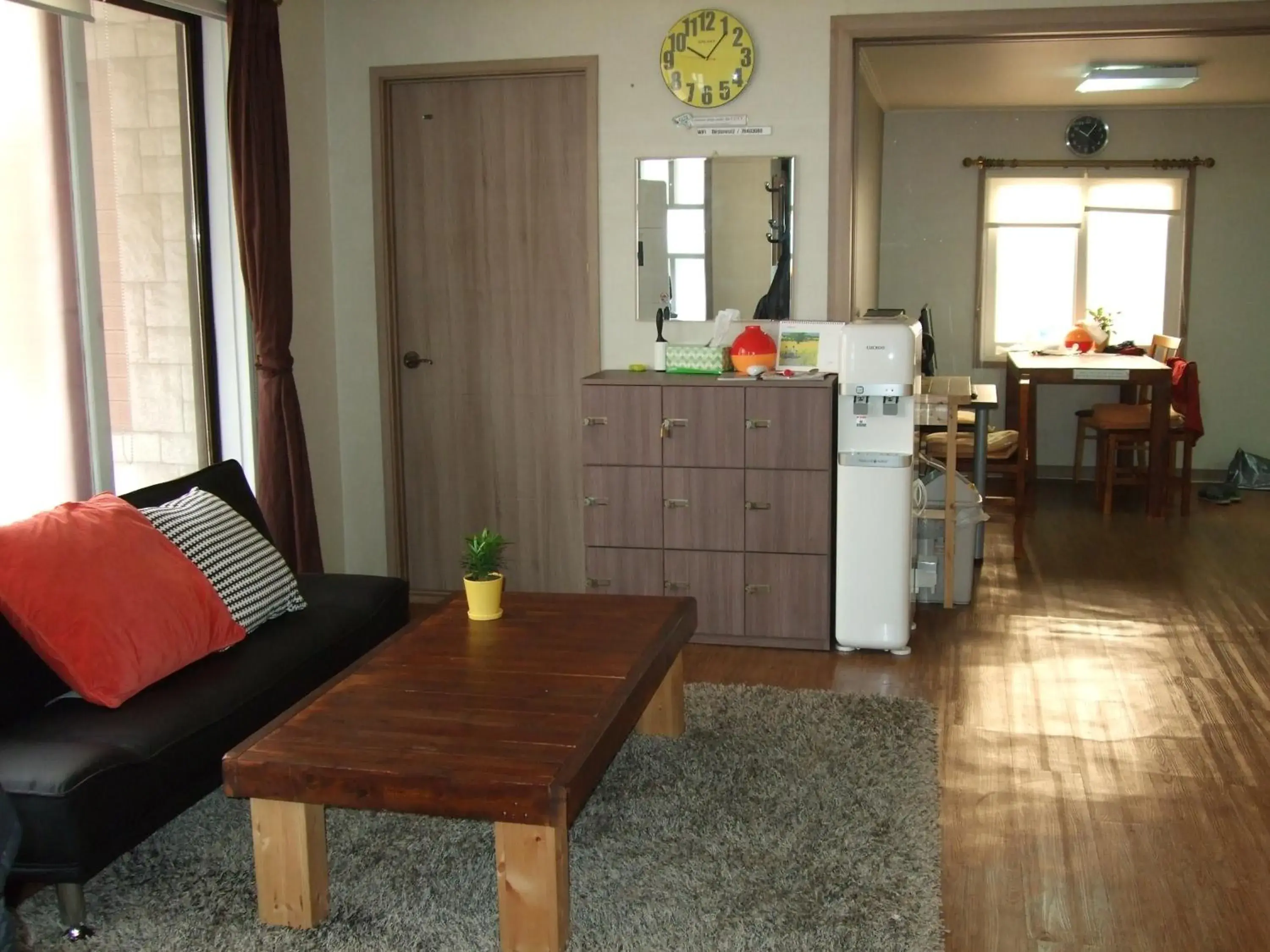 Communal lounge/ TV room, Seating Area in Birdsnest Hostel Hongdae