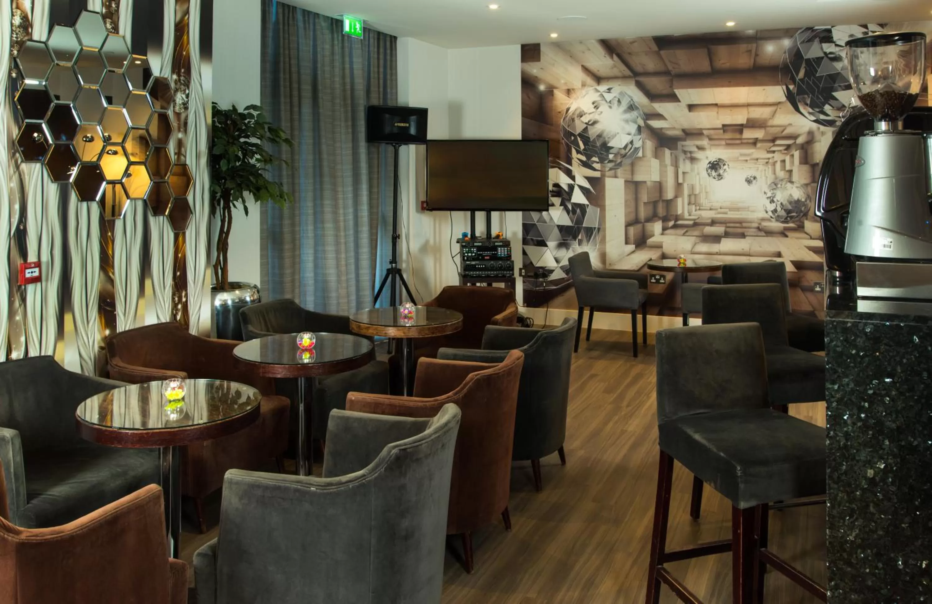 Lounge or bar in The Park City Grand Plaza Kensington Hotel