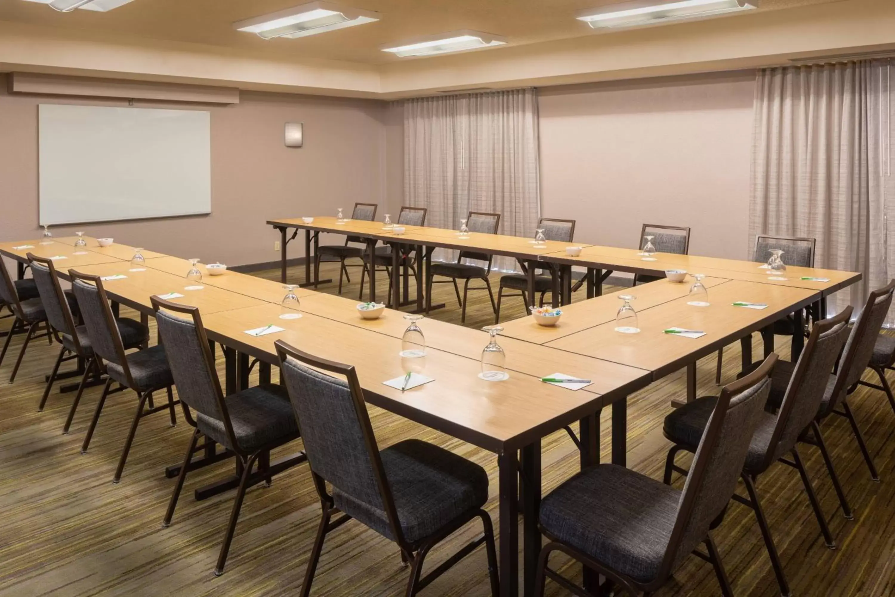 Meeting/conference room in Courtyard by Marriott Orlando Airport