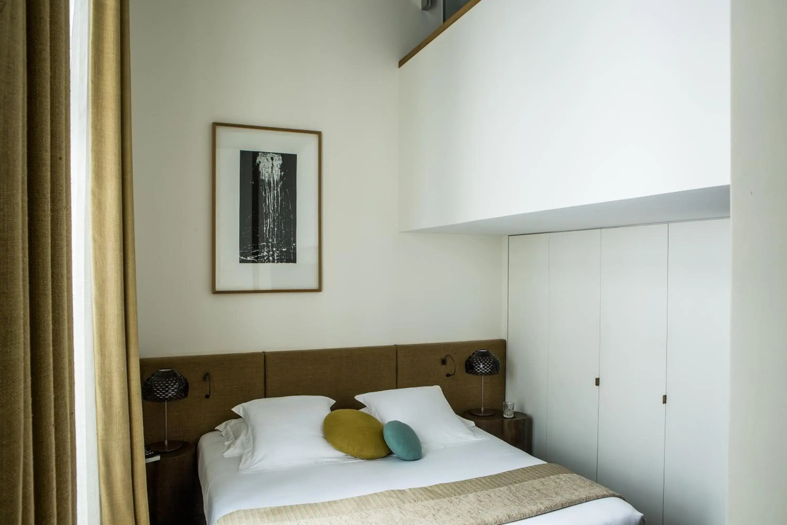 Bed in Hotel Marignan Champs-Elysées