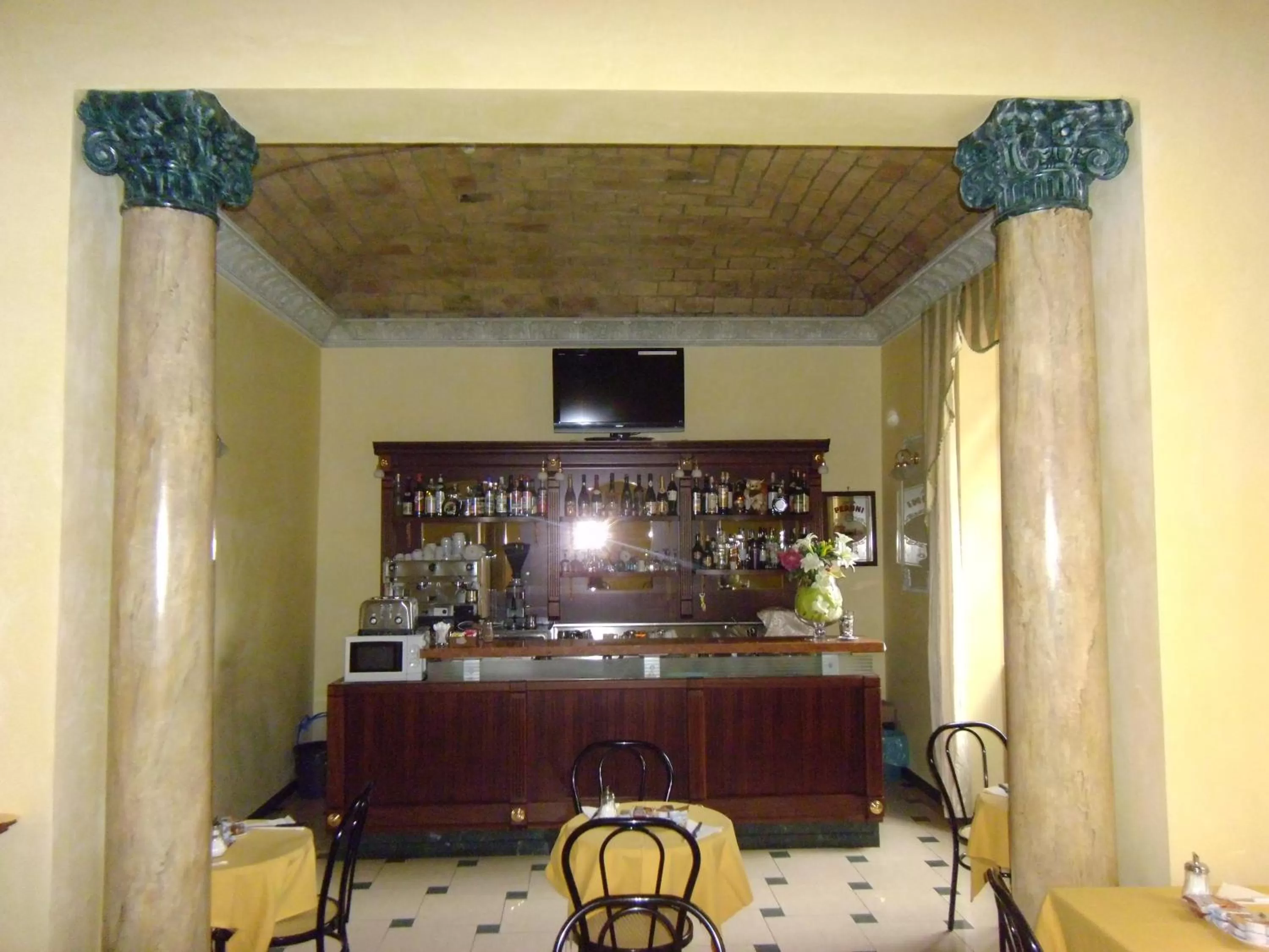 Restaurant/places to eat in Cambridge Hotel