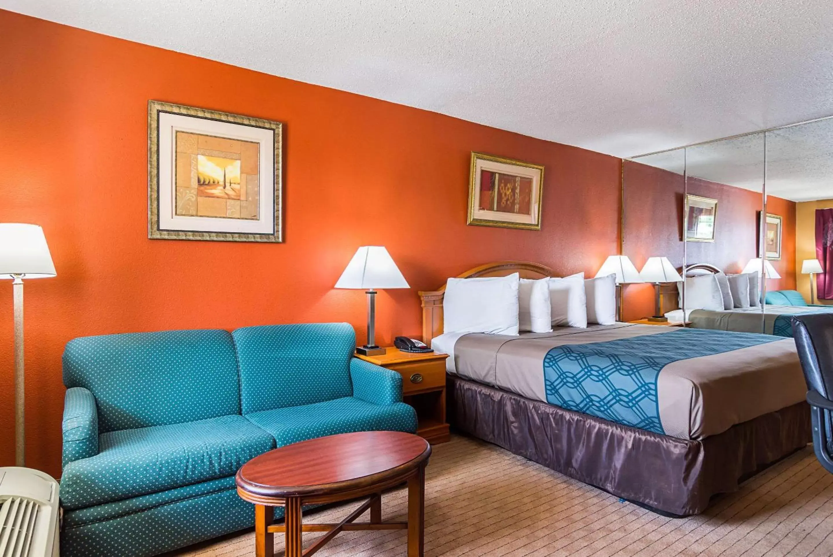 Photo of the whole room, Bed in Econo Lodge Jacksonville near Little Rock Air Force Base