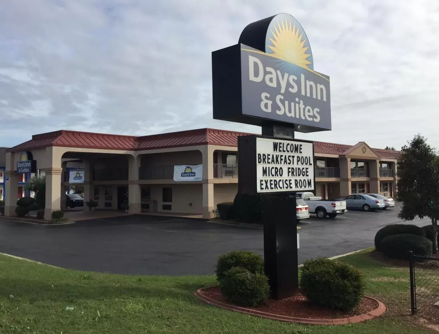 Property Building in Days Inn & Suites by Wyndham Warner Robins Near Robins AFB