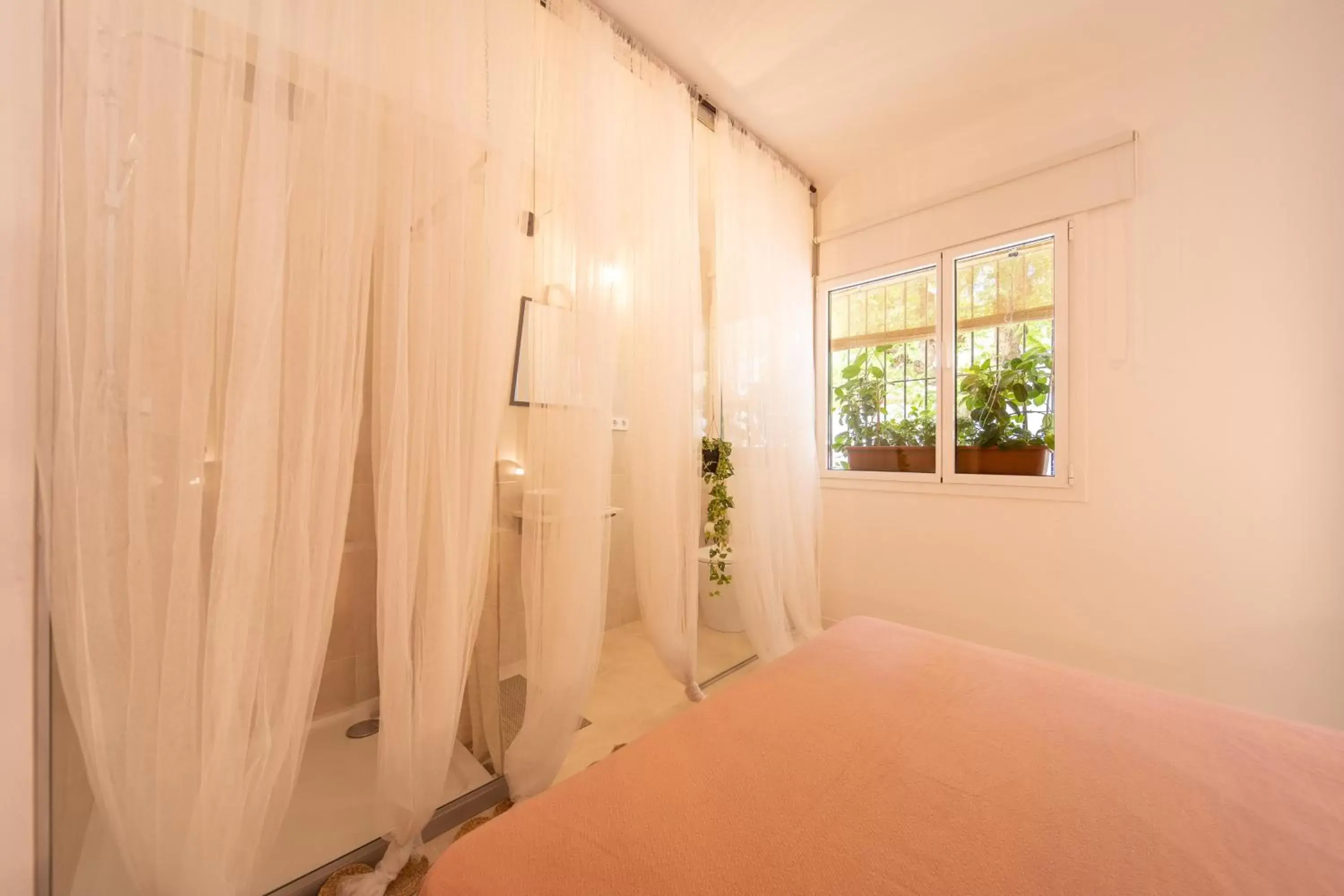 Bathroom, Bed in Sitges Beach Hostal