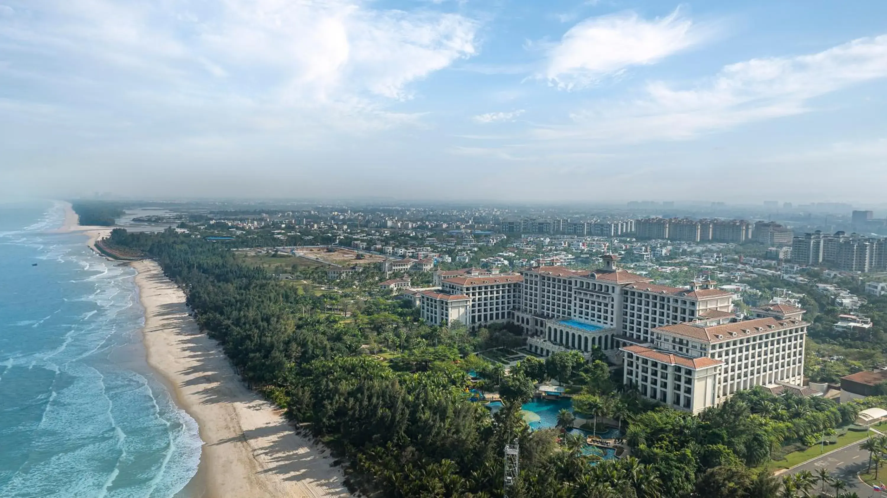 Property building in Hilton Haikou Meilan - Beachfront Hotel Property building in Hilton Haikou Meilan - Beachfront Hotel