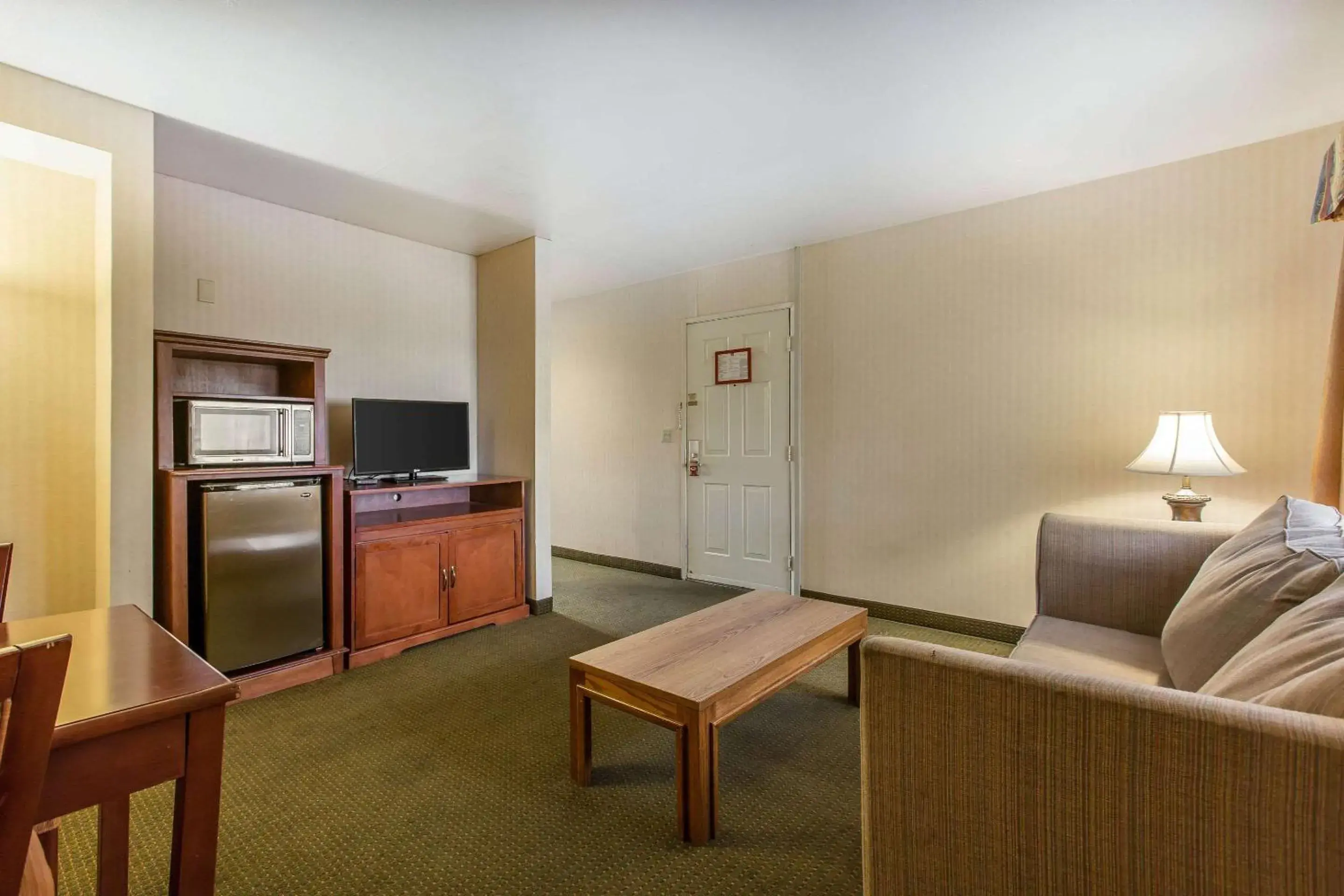 Bedroom, Seating Area in Econo Lodge Inn & Suites Riverside - Corona
