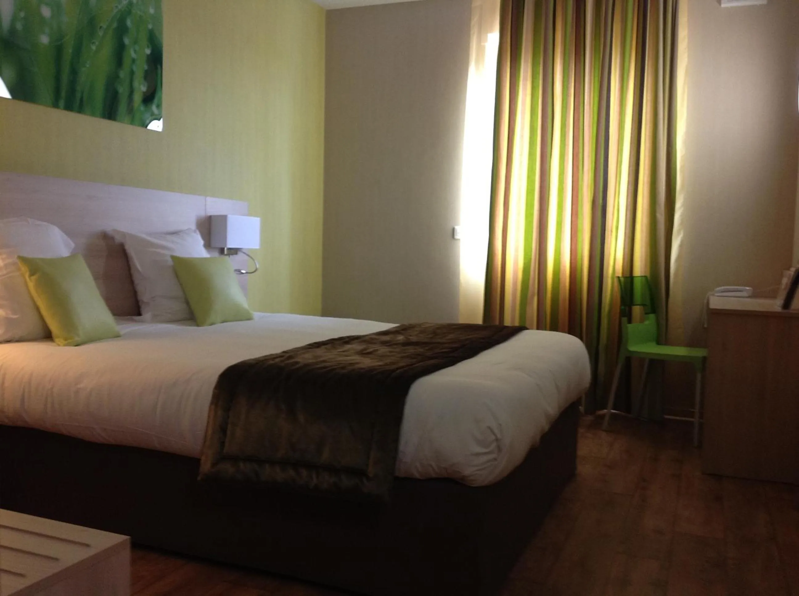 Photo of the whole room, Bed in The Originals City, Hôtel des Lys, Dreux