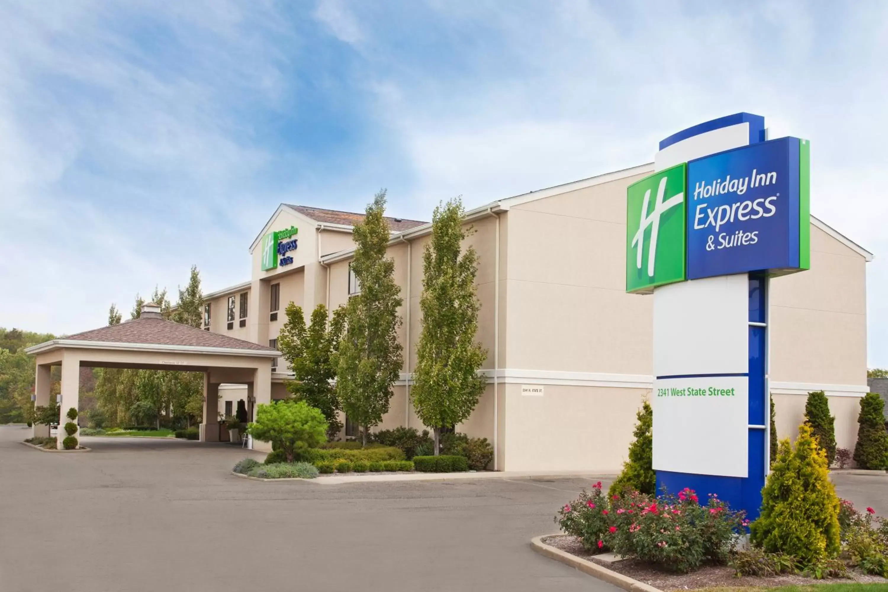 Property Building in Holiday Inn Express & Suites Alliance, an IHG Hotel