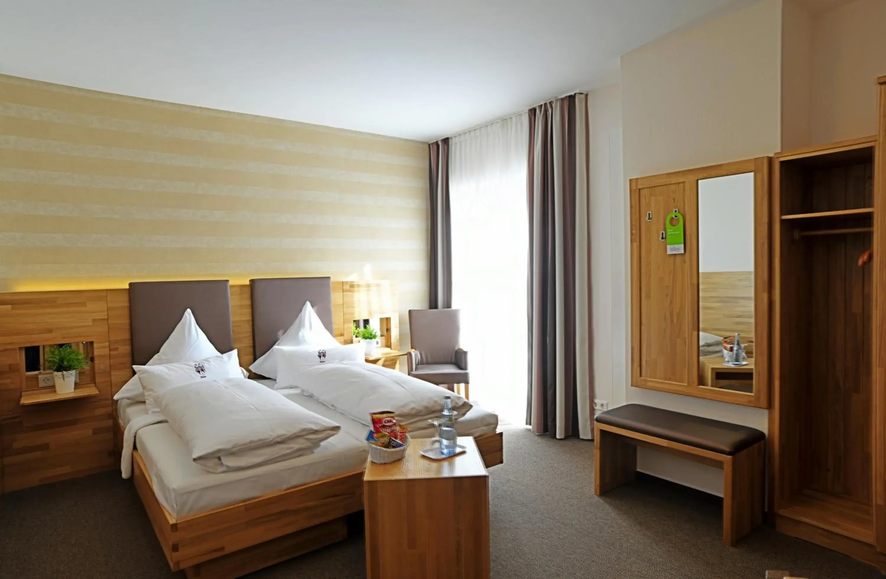 Day, Bed in Gasthof Hotel Zum Hirsch***S