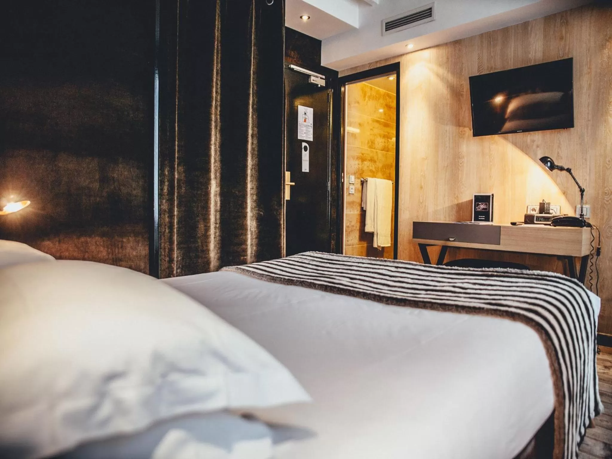 Photo of the whole room, Bed in Hotel Le Notre Dame Saint Michel