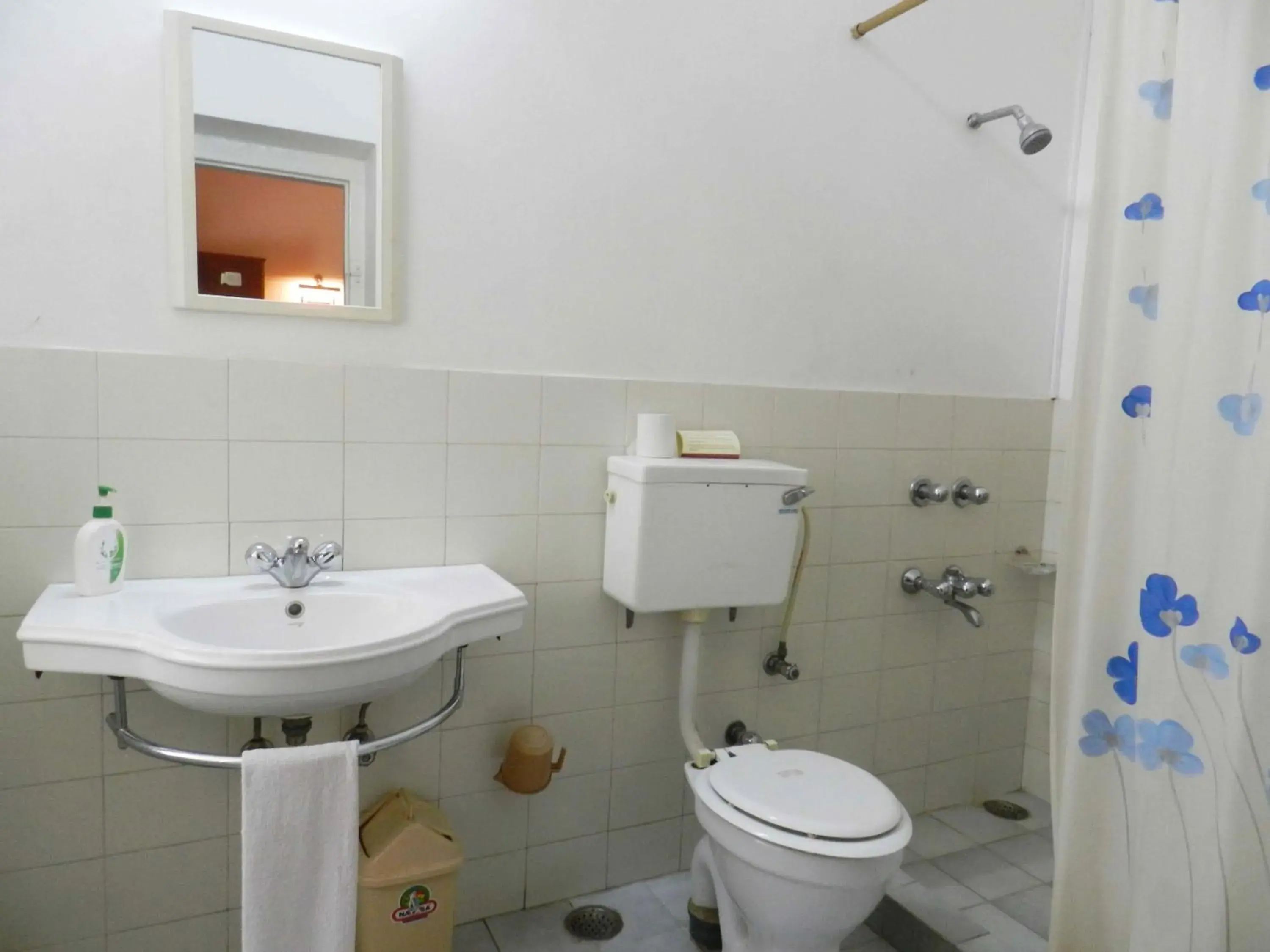 Bathroom in Jai Niwas Garden Hotel