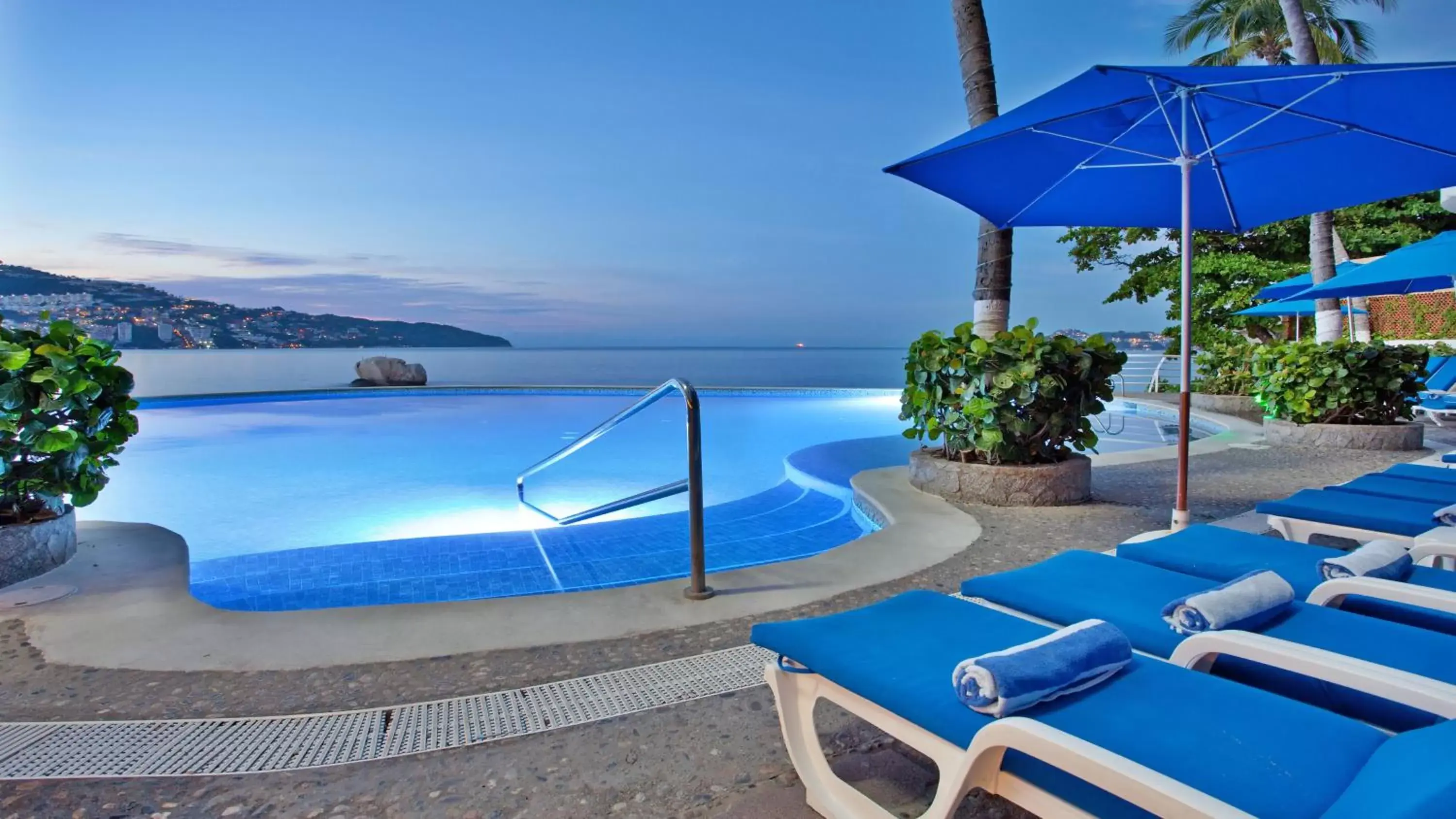 Property building, Swimming Pool in Holiday Inn Resort Acapulco, an IHG Hotel