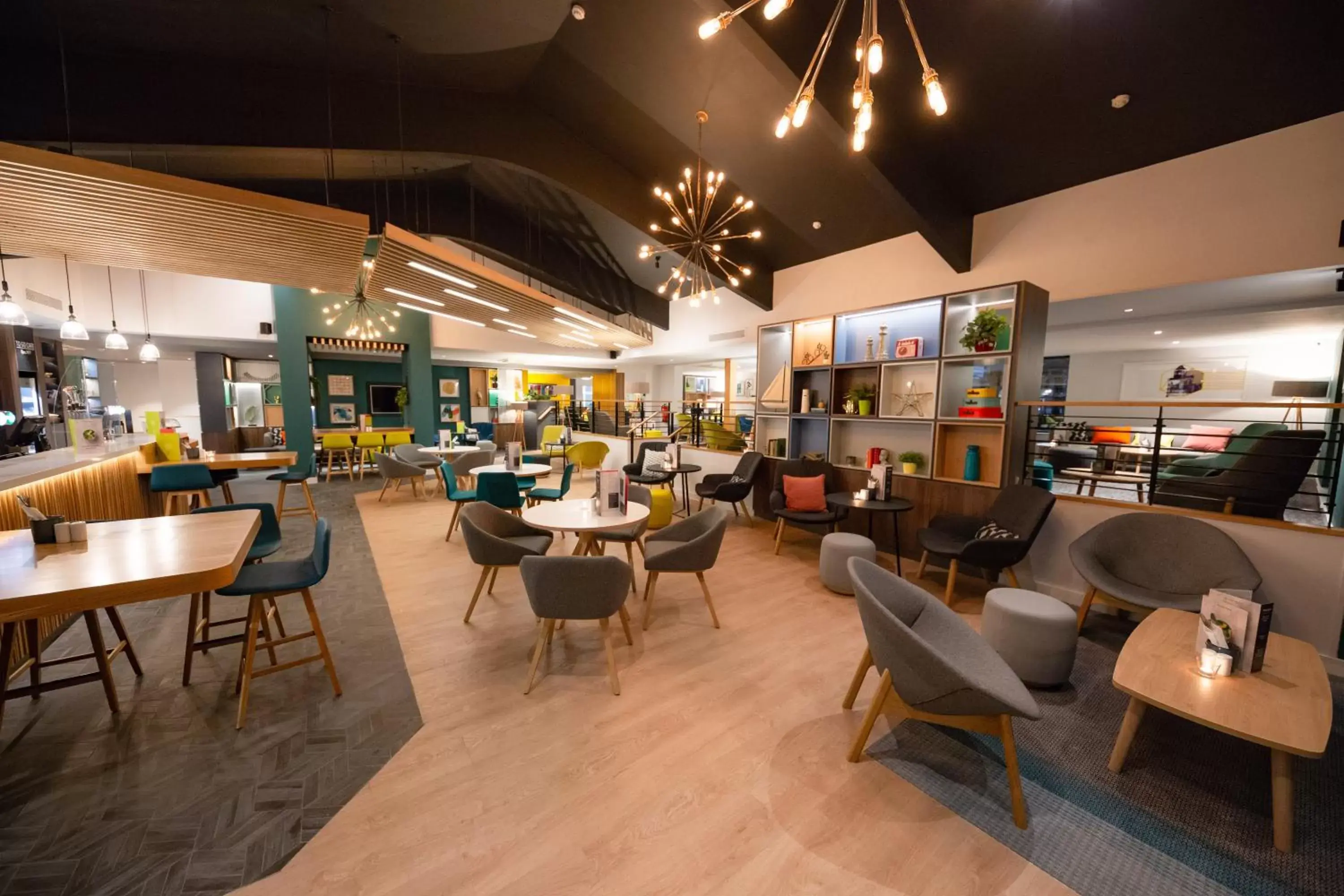 Lounge or bar, Restaurant/Places to Eat in Holiday Inn Newport, an IHG Hotel