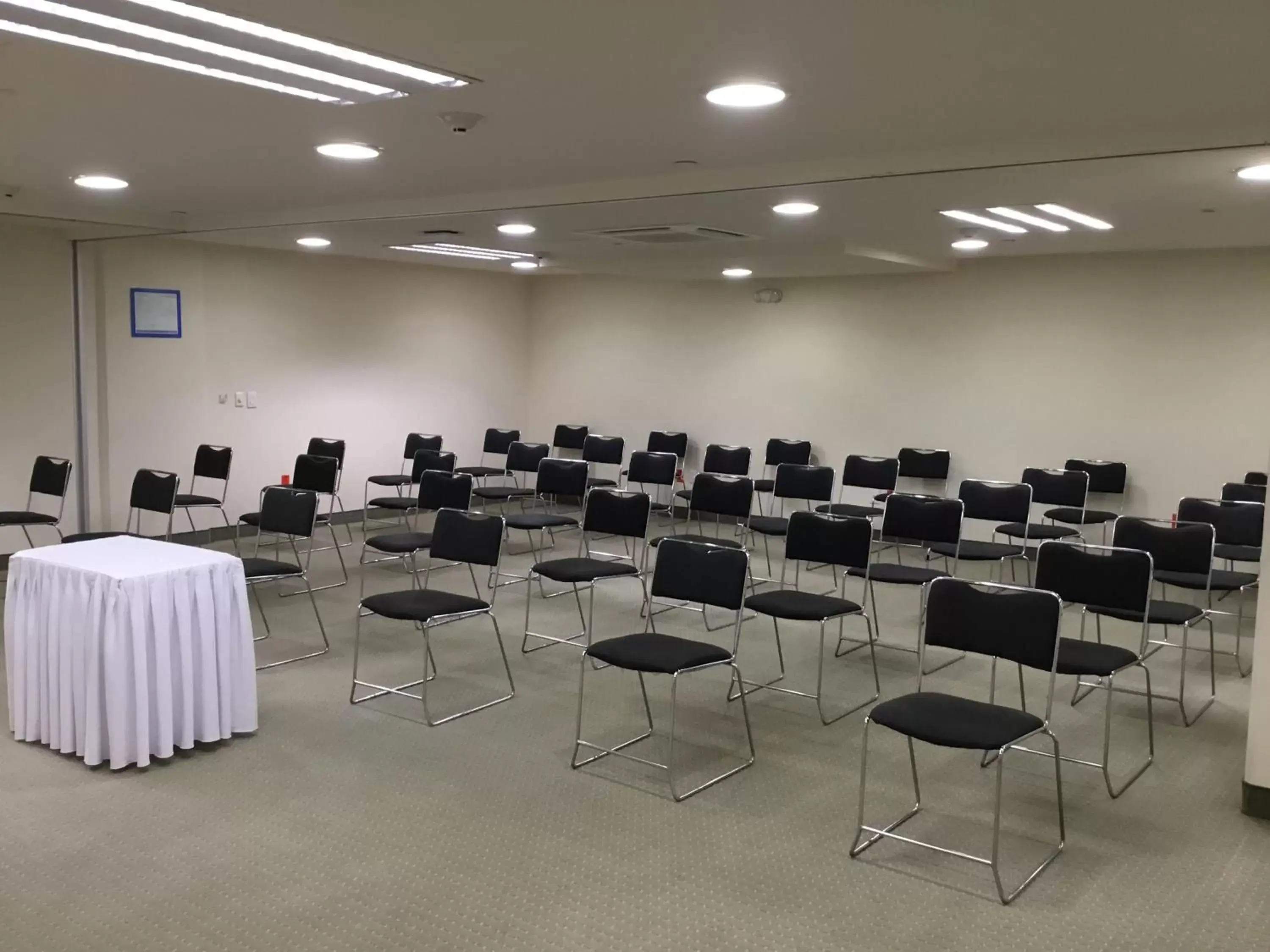 Meeting/conference room in Holiday Inn Express Guadalajara Expo, an IHG Hotel