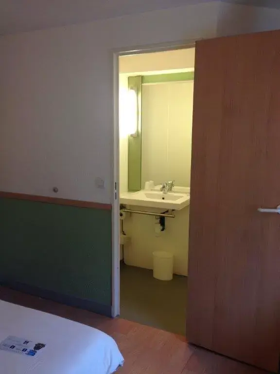 Bathroom in Ibis Budget Rambouillet