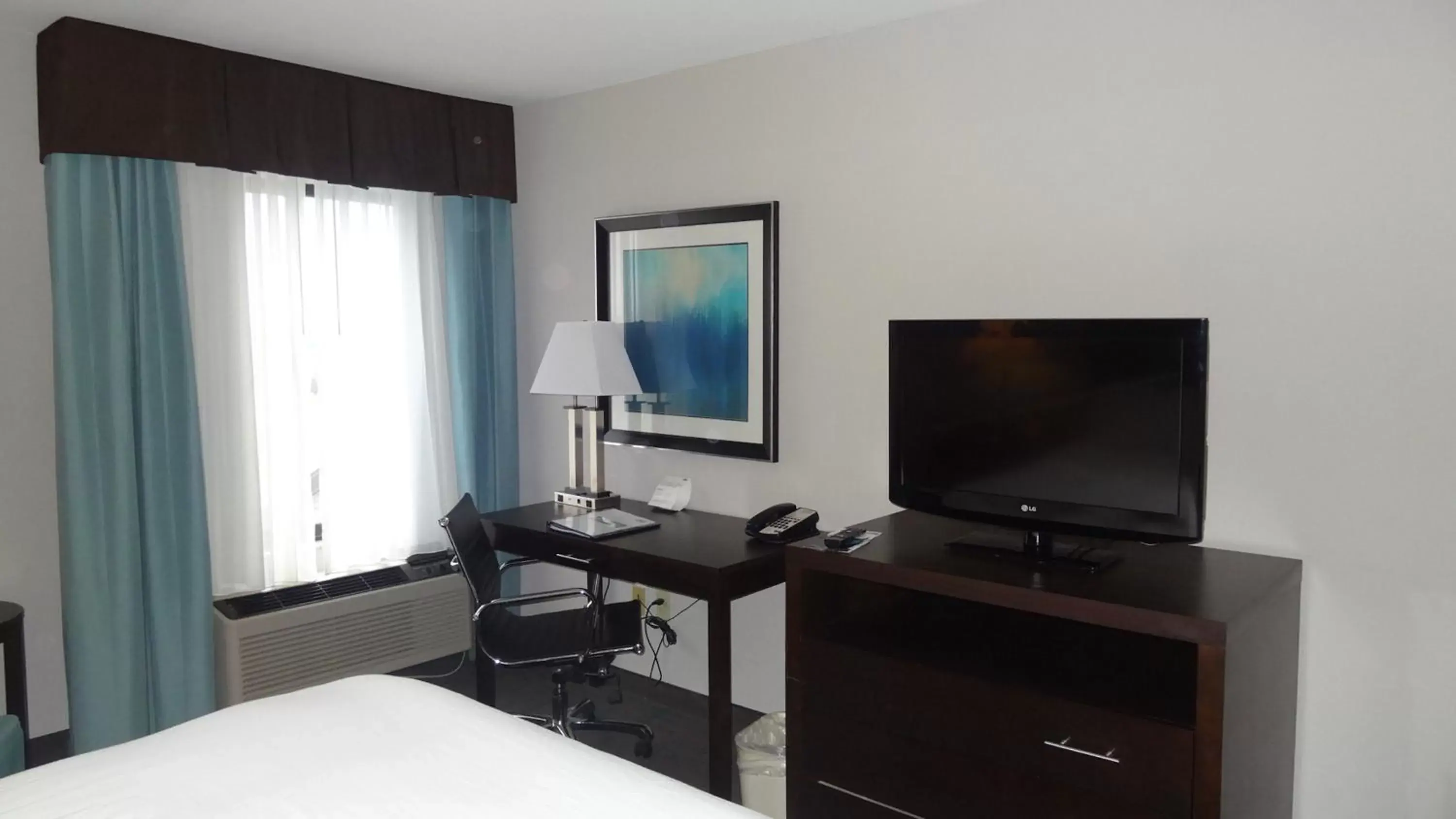 Photo of the whole room, TV/Entertainment Center in Holiday Inn Express Hotel Kansas City - Bonner Springs, an IHG Hotel
