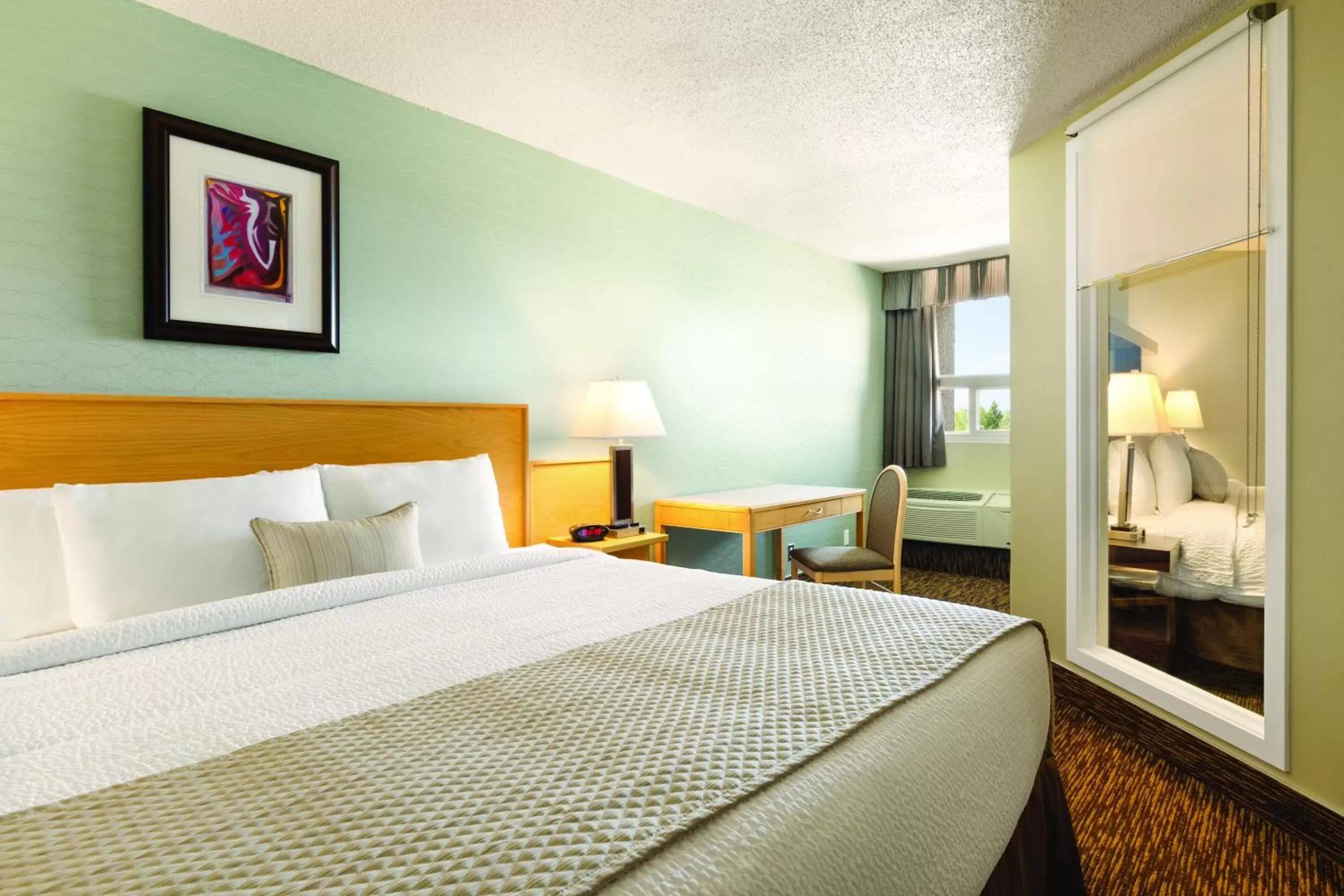 Photo of the whole room, Bed in Days Inn by Wyndham Vermilion