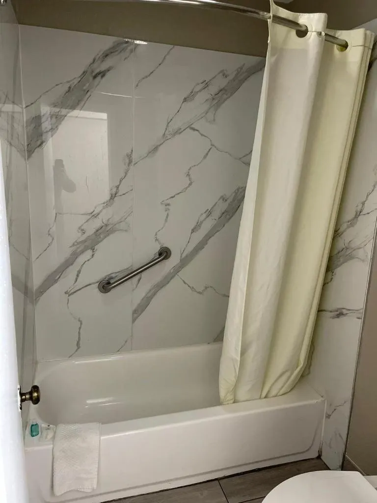 Bathroom in Suburban Studios Columbia - Harbison