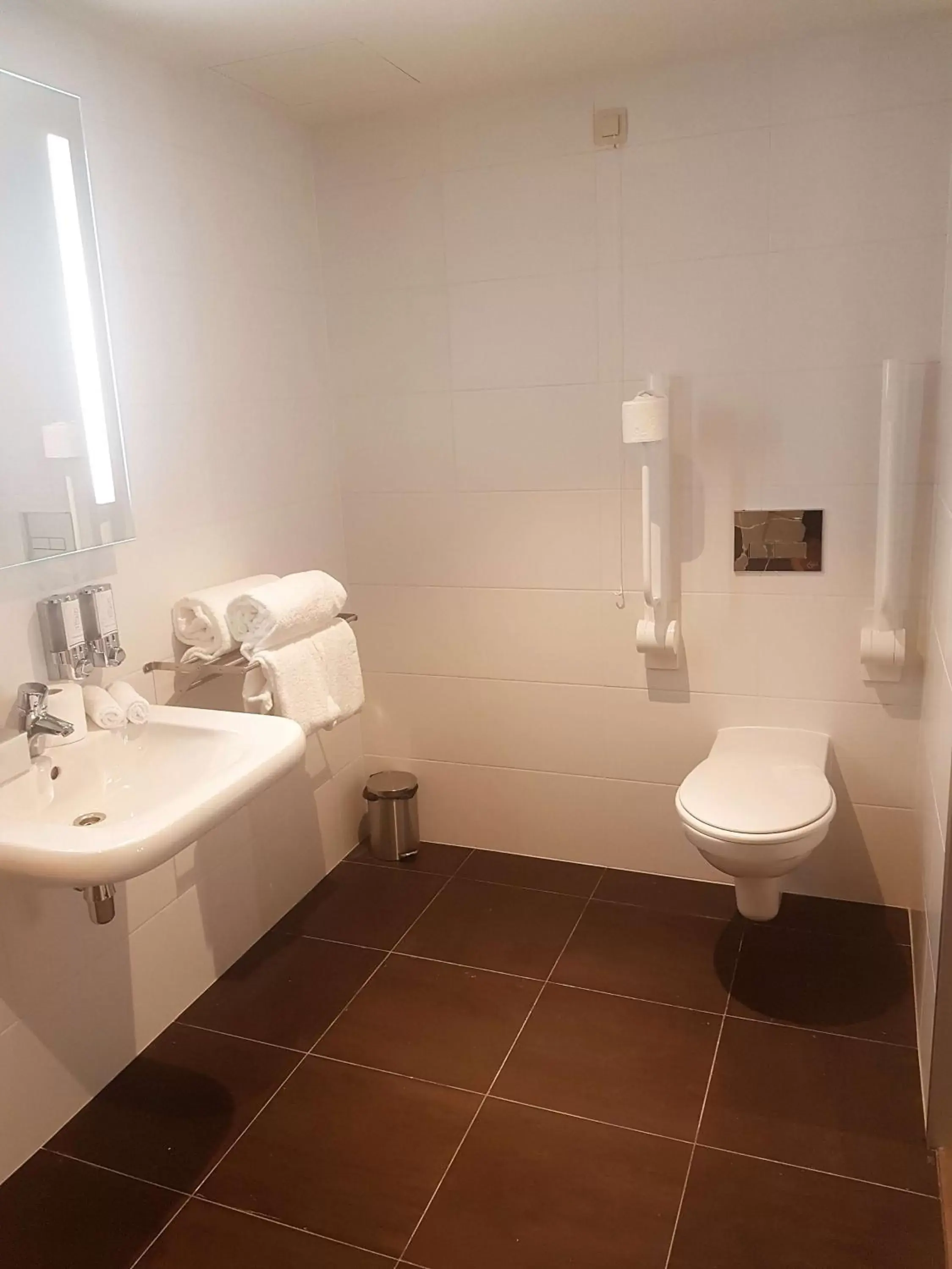 Bathroom in Hampton By Hilton Antwerp Central Station