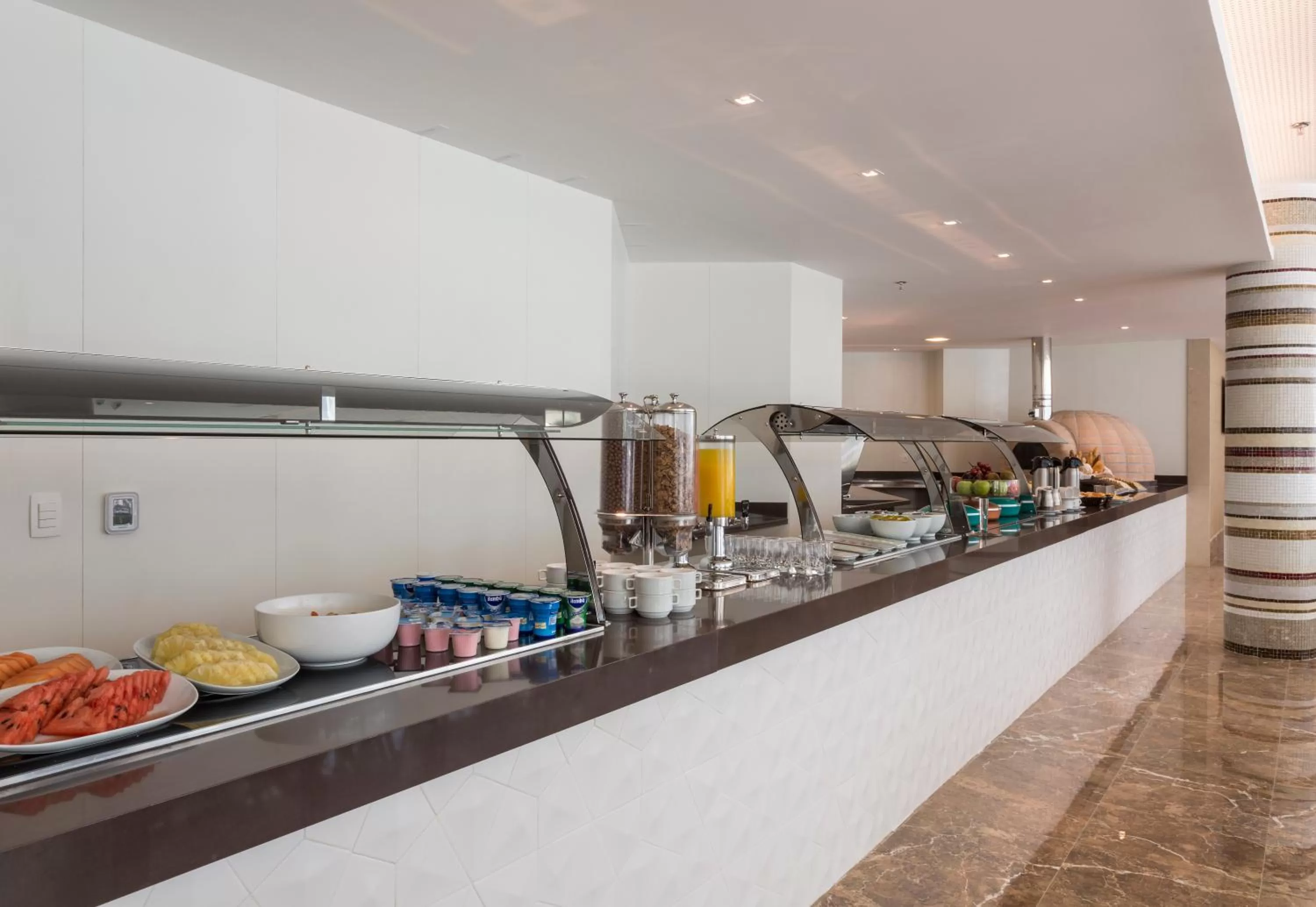 Restaurant/places to eat in Sleep Inn Praia do Canto