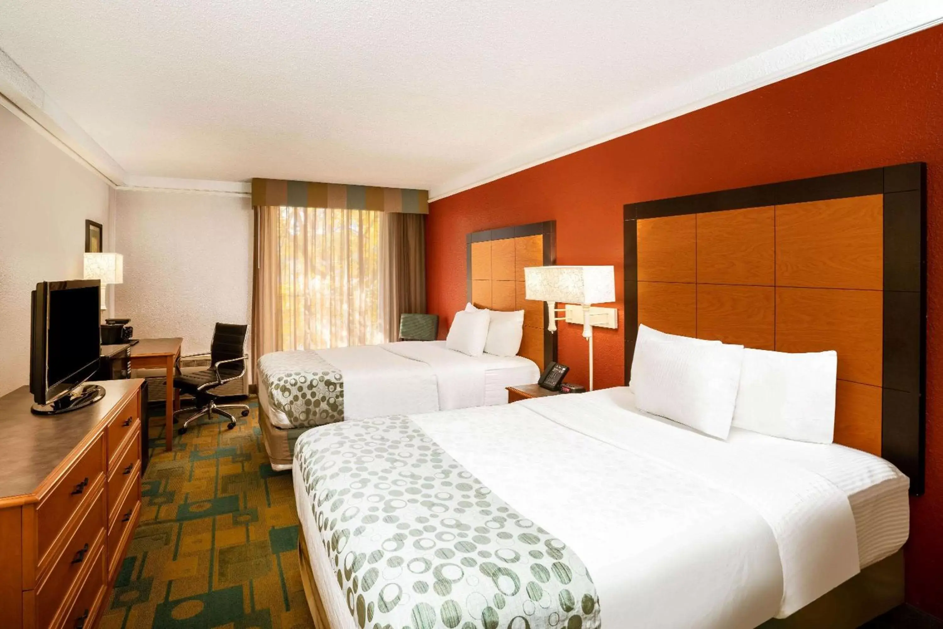 Photo of the whole room, Bed in La Quinta by Wyndham Nashville Airport/Opryland